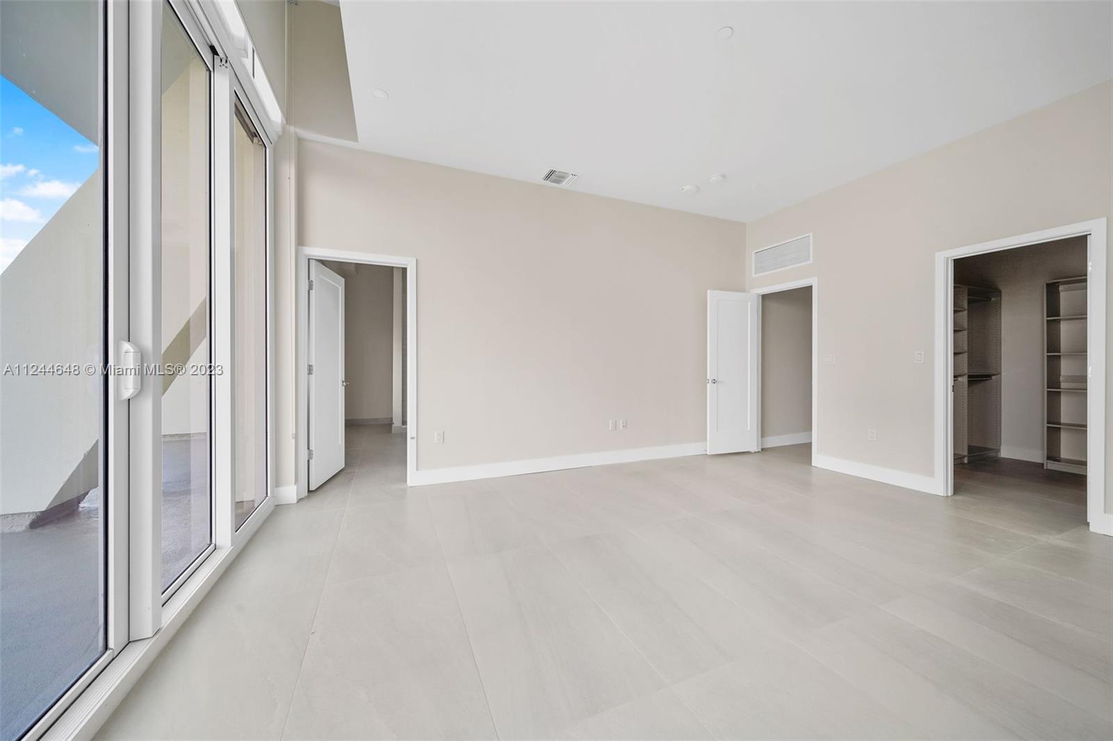 555 NE 34th St 806