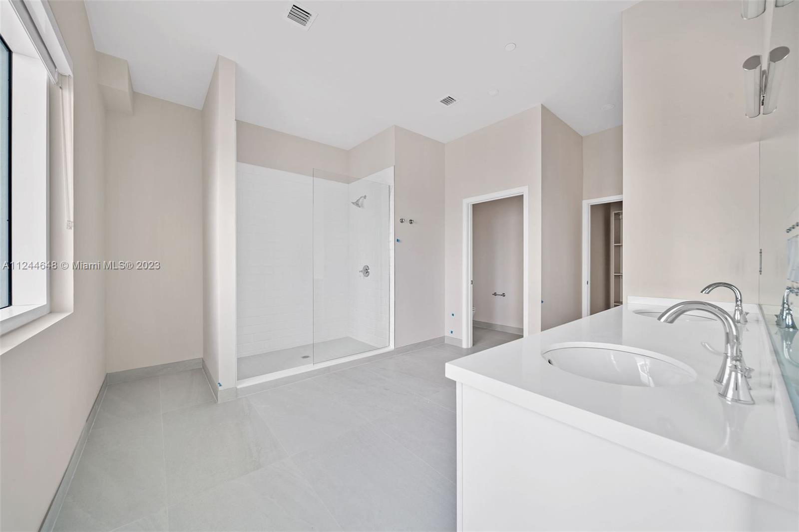 555 NE 34th St 806