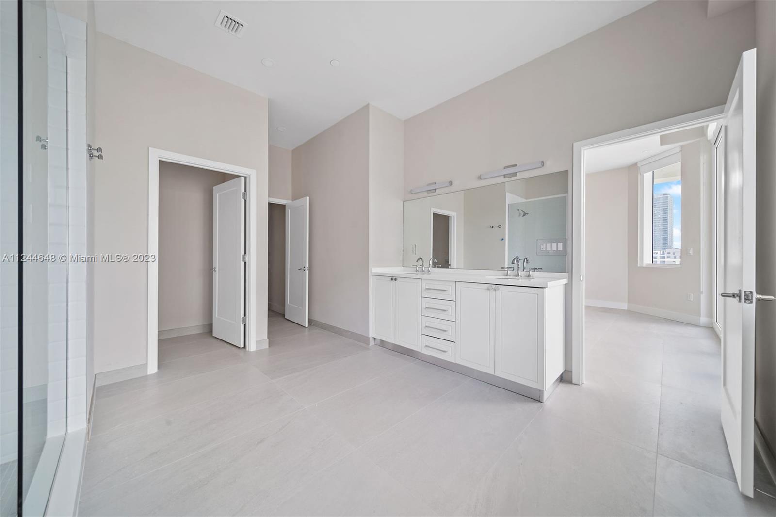 555 NE 34th St 806