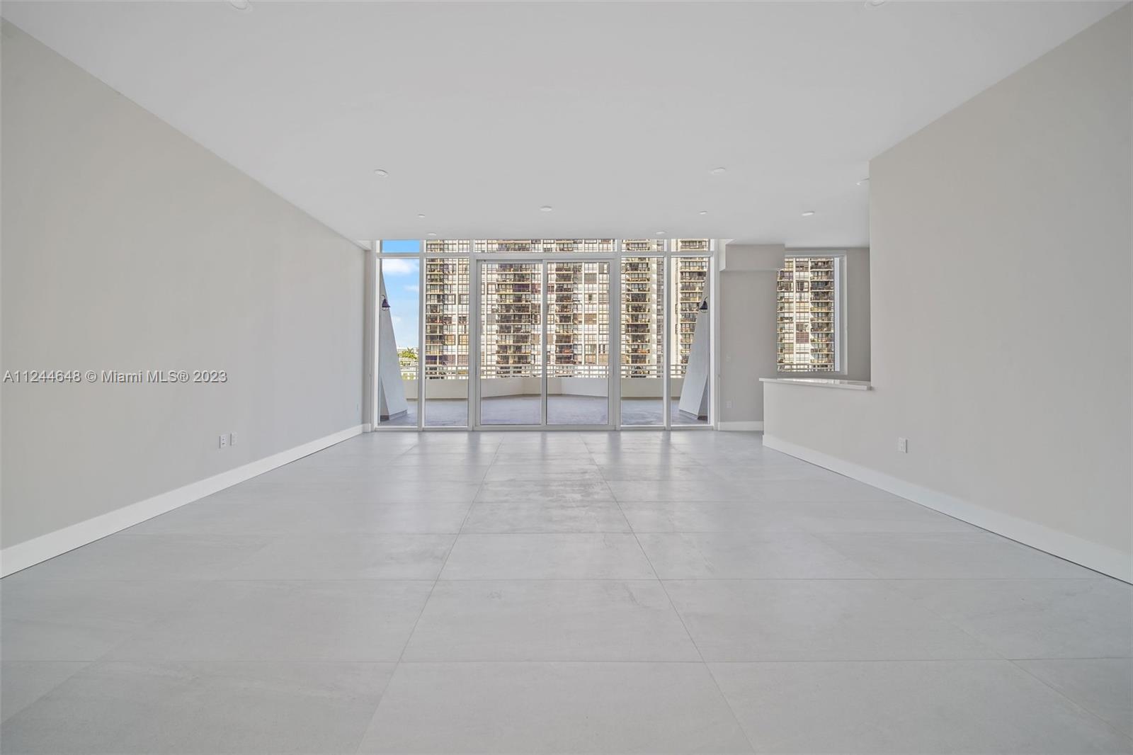 555 NE 34th St 806