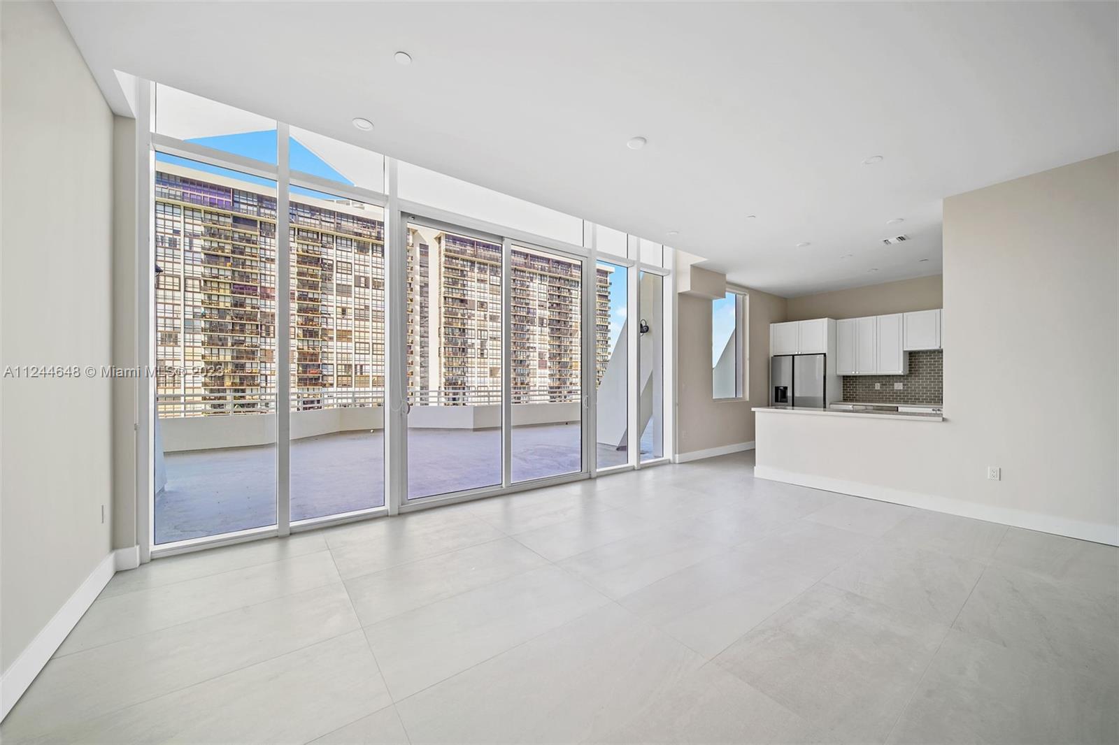 555 NE 34th St 806