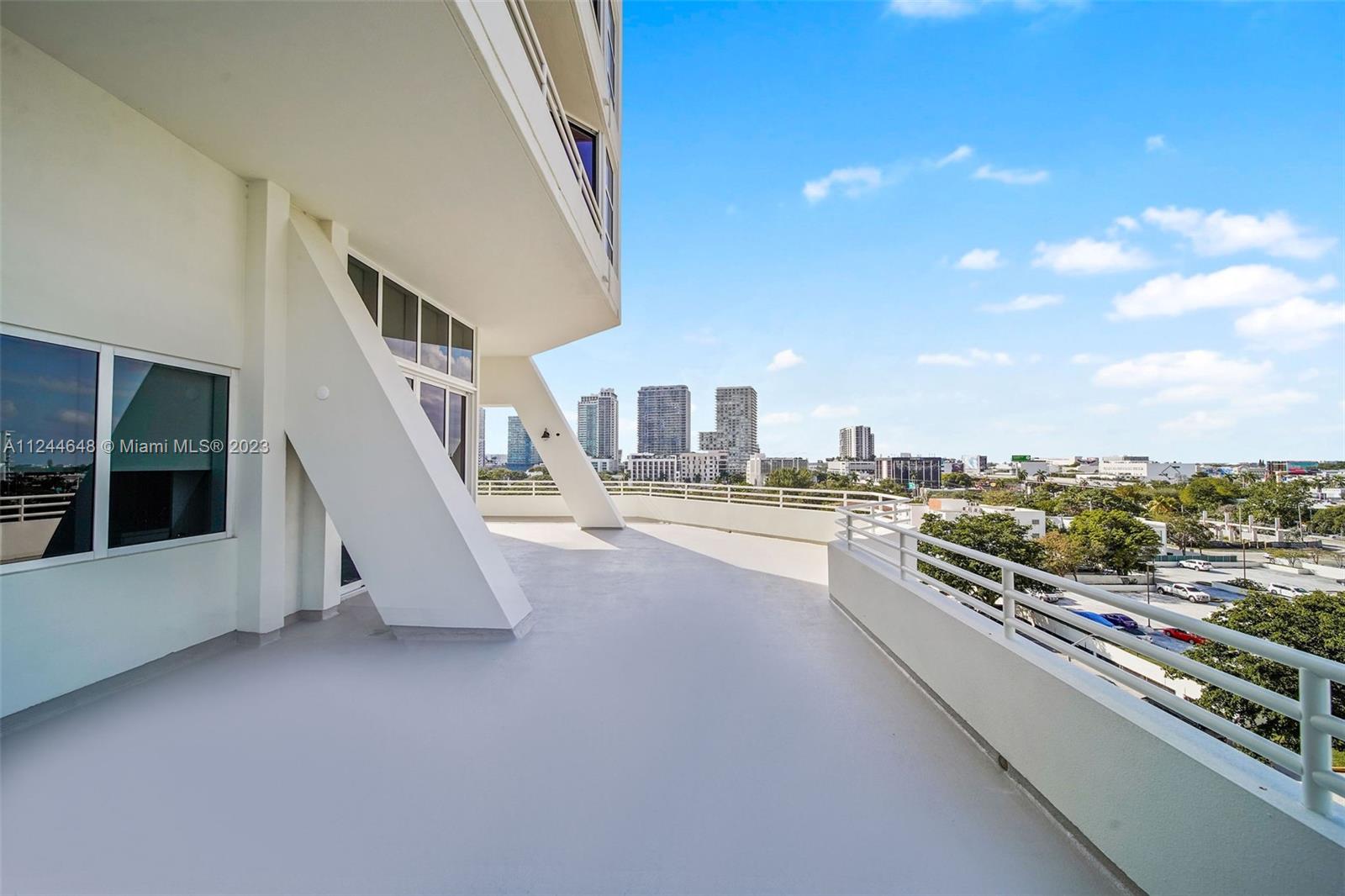 555 NE 34th St 806