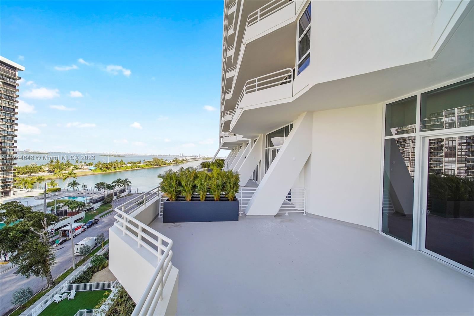 555 NE 34th St 806