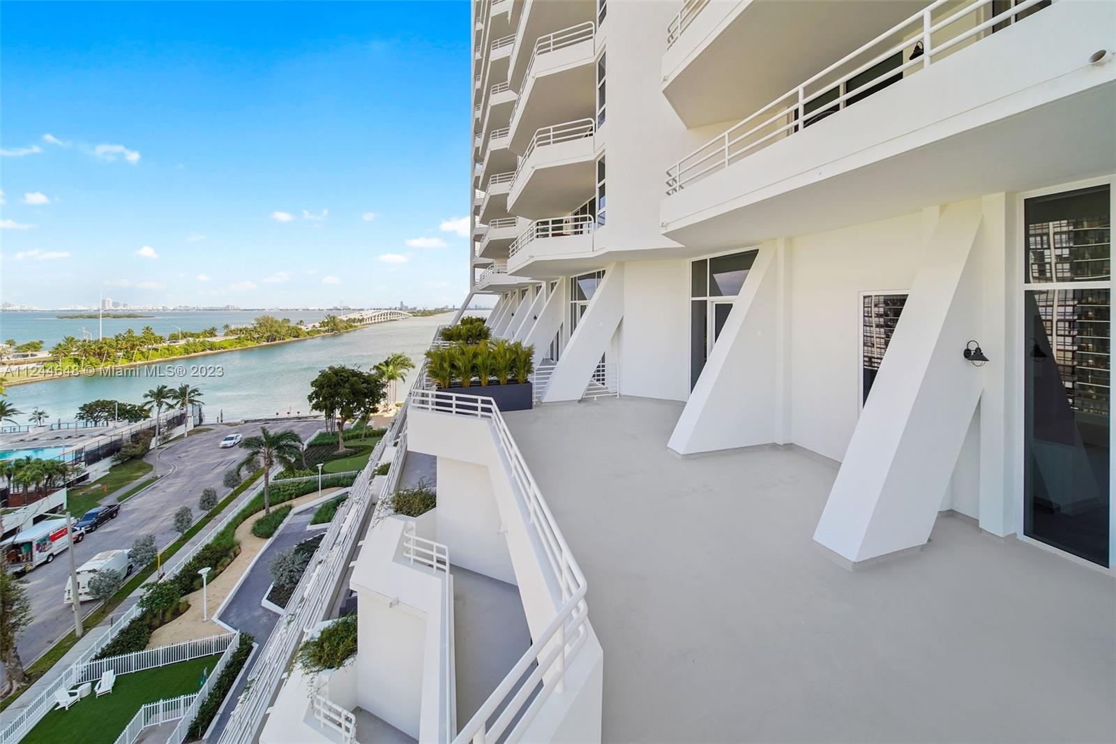 555 NE 34th St 806