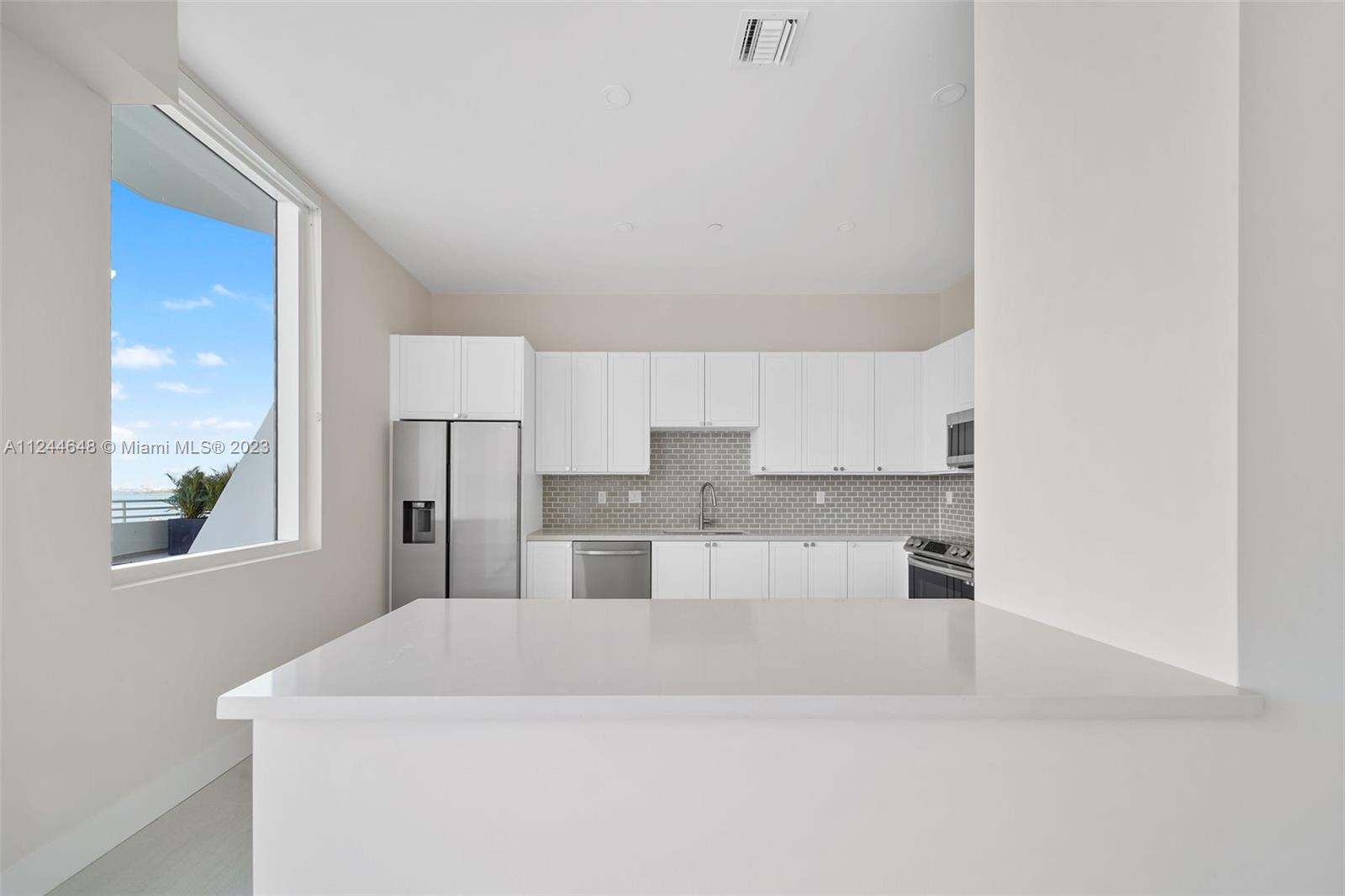 555 NE 34th St 806