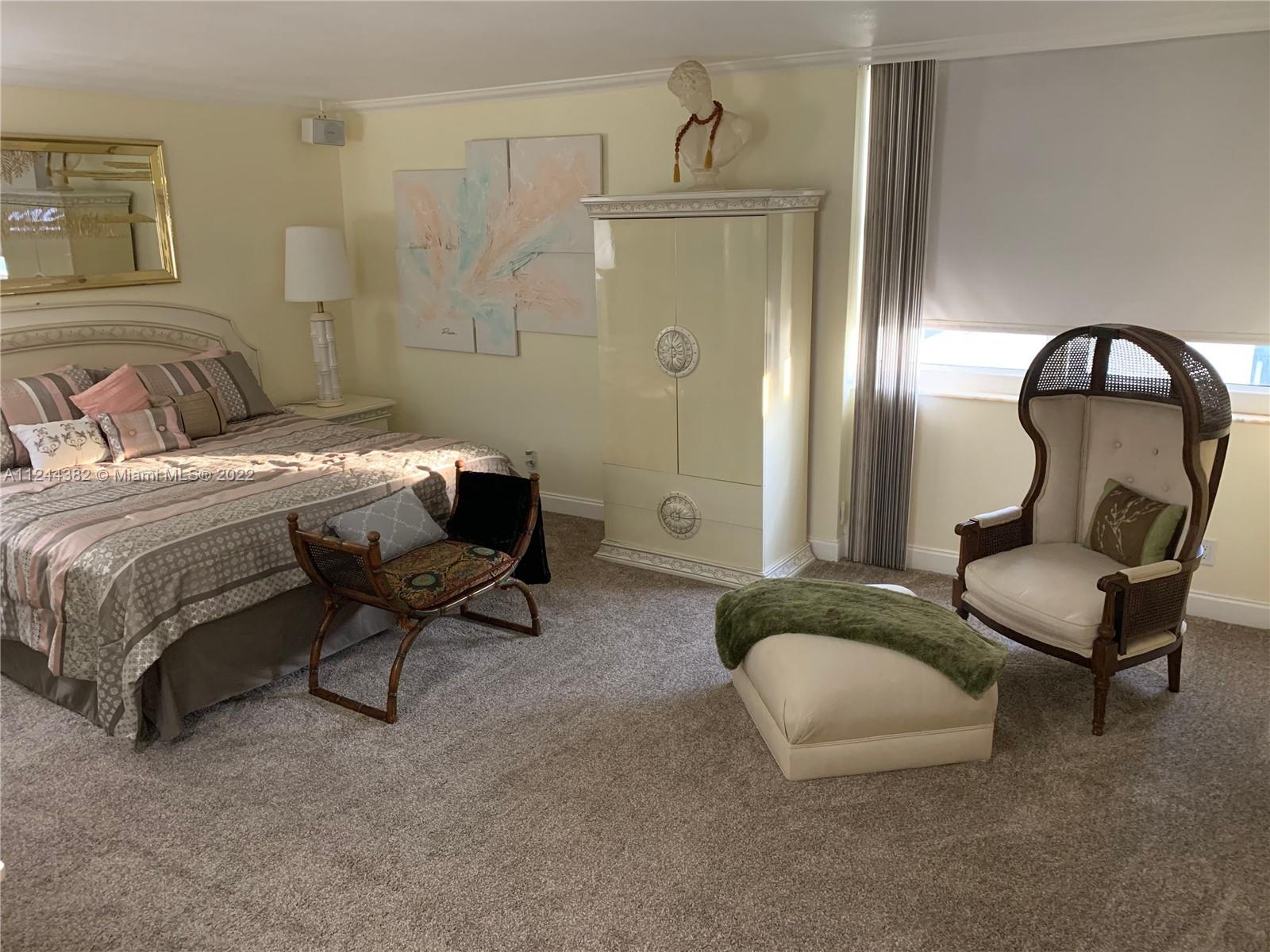 GRAND PLUS+ SIZED MASTER BEDROOM WITH KING SIZE BED AND SITTING AREA