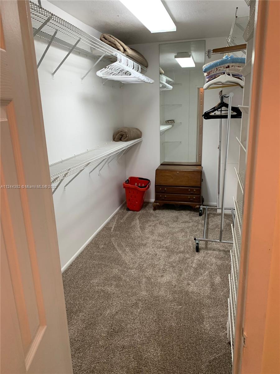 SPACIOUS MASTER BEDROOM WALK-IN CLOSET