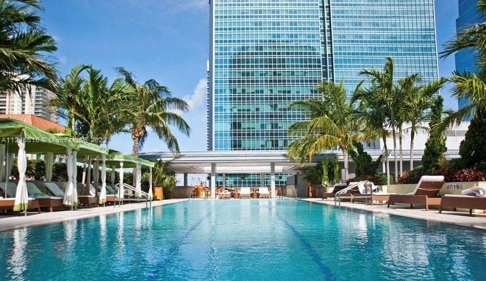 Fully furnished studio unit at AKA Hotel. Located in the heart of Brickell. Walking distance from several restaurants, shops and entertainment. NO RENTAL RESTRICTIONS!! Option to do Airbnb or join the Hotel program. Enjoy 5 star hotel amenities including spa, pool, fitness center, bar, restaurant and tennis court.