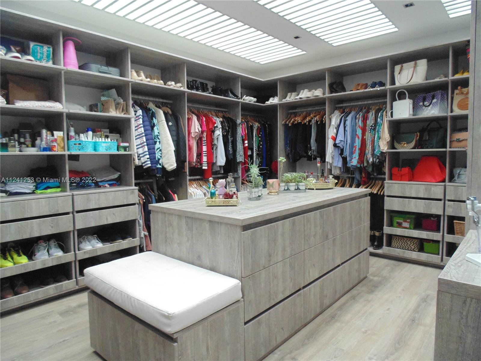 Master Walking Closet