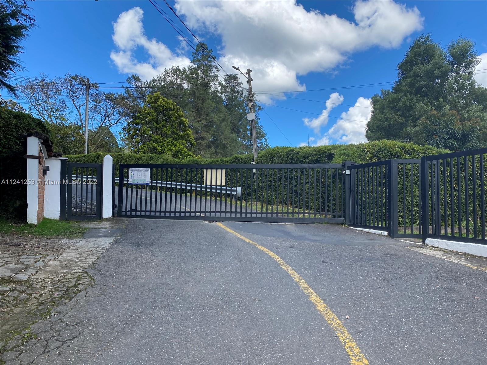 Gate from Parcelacion Paulandia Entrance