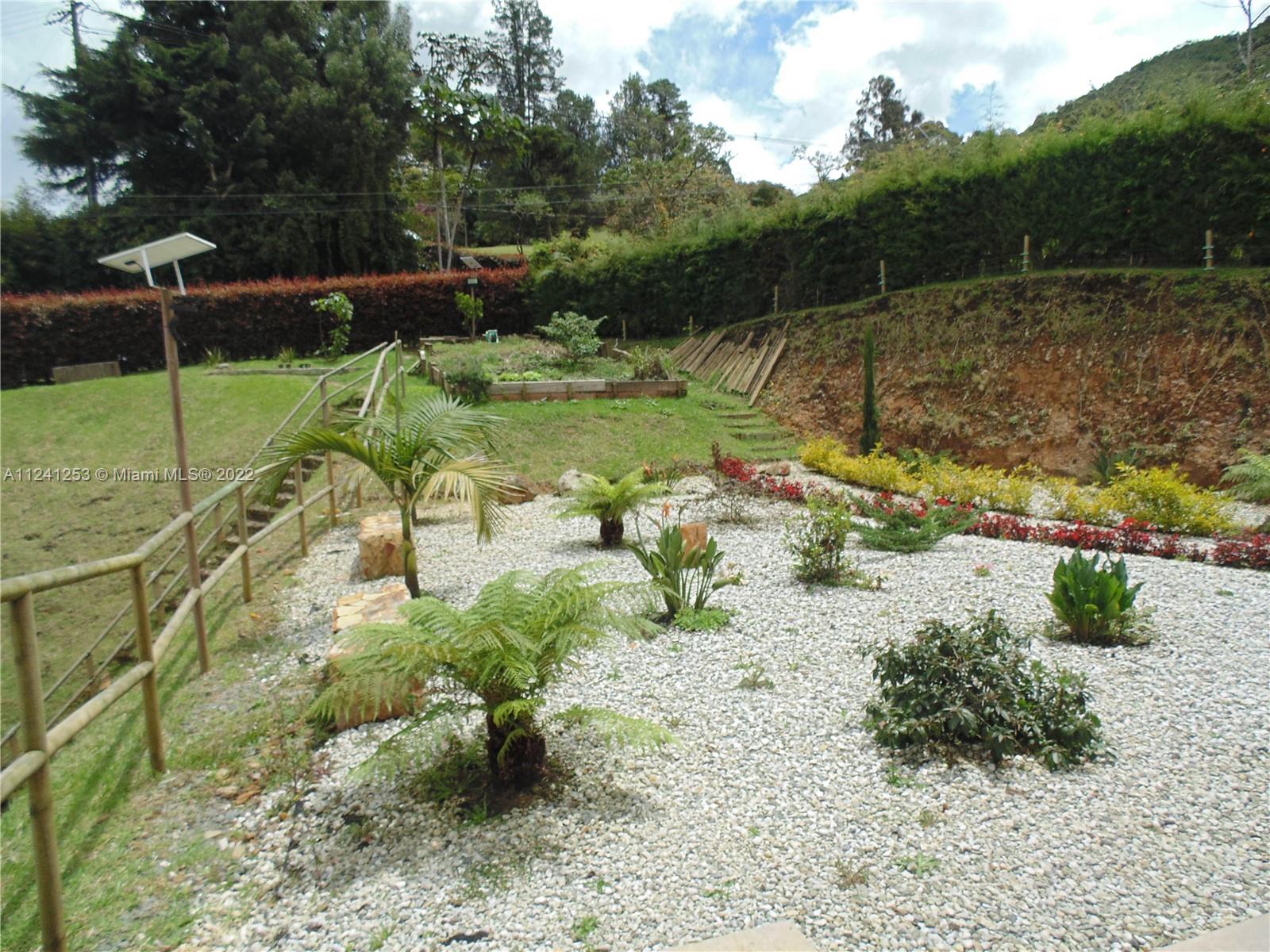 Gardiner and Harvest area (Coliflor, Broccoli,Onions,Spinach, Beets,Cucumber,Zucchini and Strawberries when season