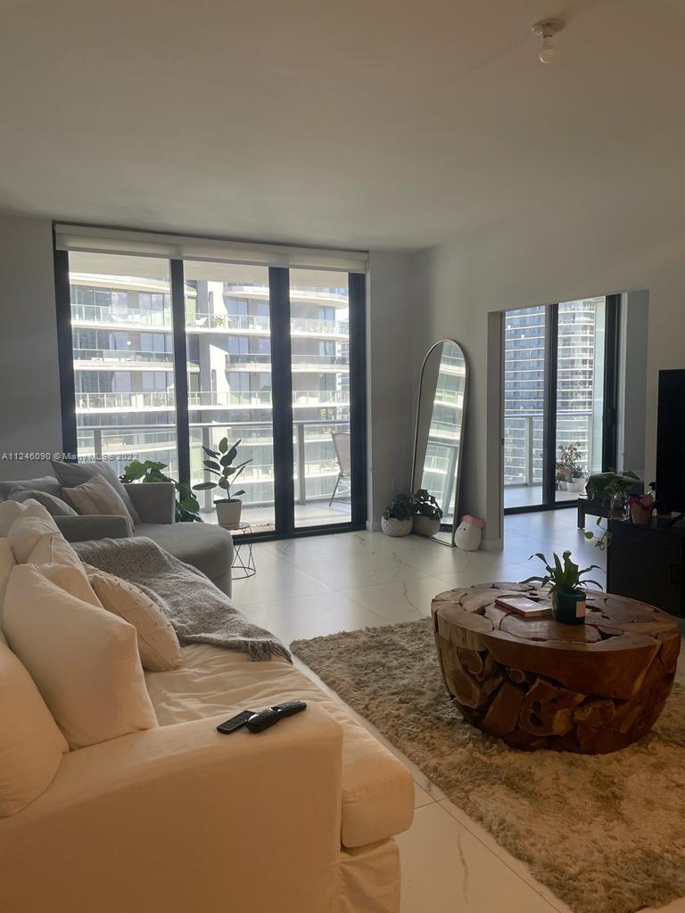 Lowest price available for a 1 bedroom + 1 Bathroom unit at 1010 Brickell. Spacious unit with lots of natural light, ample balcony, and beautiful water views from the 41st floor. Top of the line appliances, tile floors, high end European style kitchen, and floor to ceiling windows. 1010 Brickell has unparalleled amenities that include a 5-star spa, exceptional fitness center, indoor pool, rooftop pool, running track, basketball court, and much more! Come live in one of the best luxury high-rise buildings in the heart of Brickell.