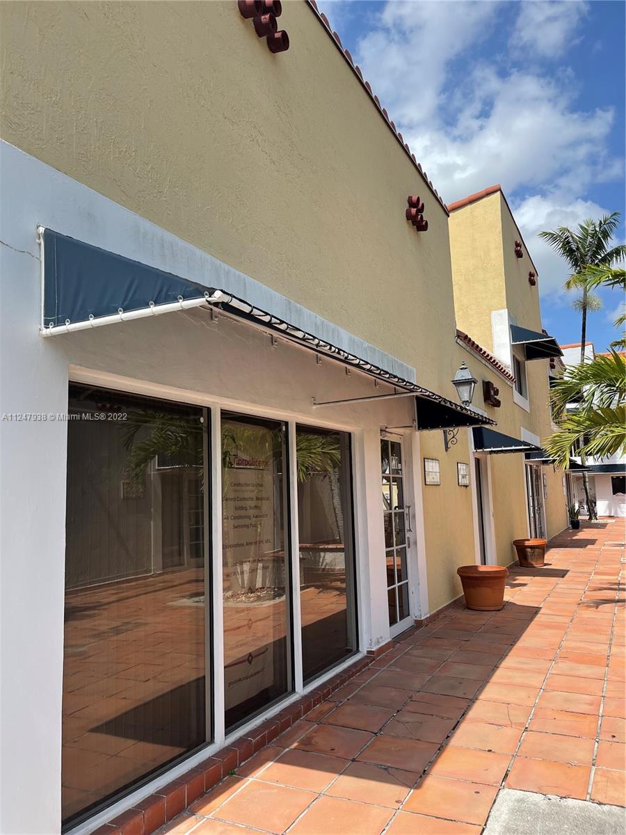 Private offices in the heart of Doral.Very well located with no entry restrictions and a lot pf parking spaces available. We have offices on the first floor and also in the second floor. Common areas have bathrooms and kitchenettes. We have multiple offices available and different sizes starting at 120 SF up to 600 SF. Electricity and water included in the rent.
