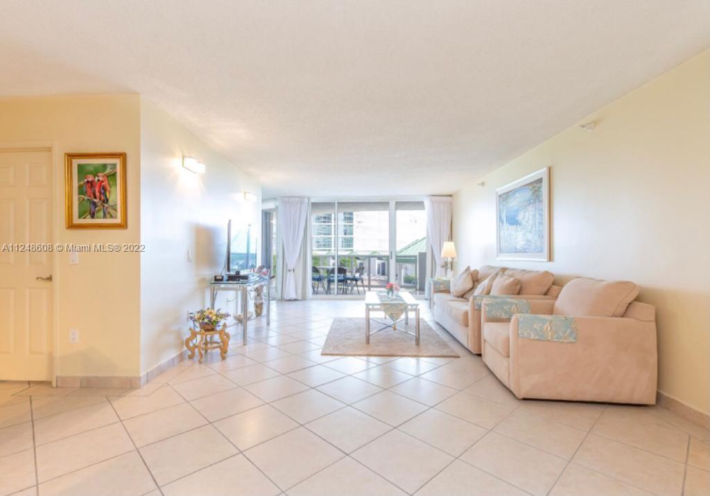 spectacular apartment in Sunny Isles, direct access to the beach, 2 beds and 2 baths