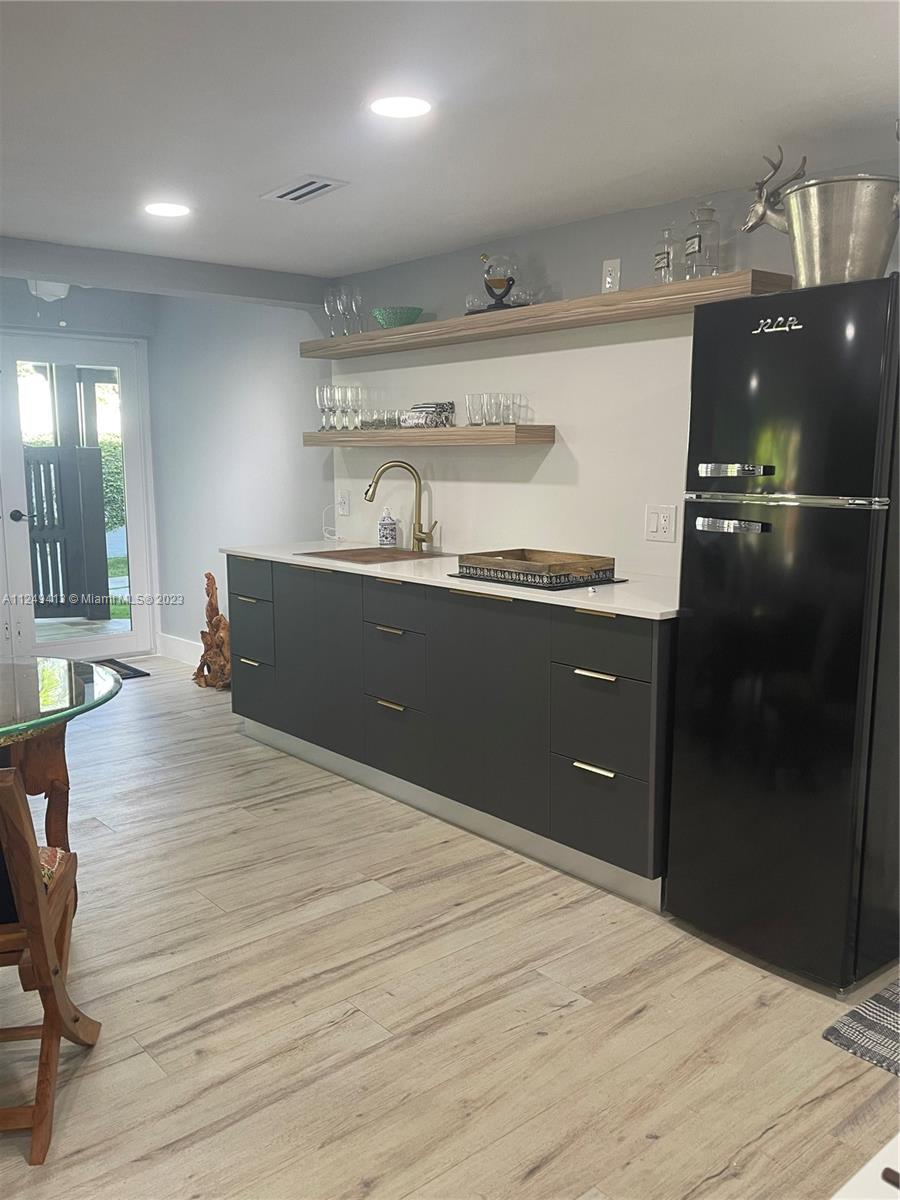 wet bar/ Lower suite​​‌​​​​‌​​‌‌​‌‌​​​‌‌​‌​‌​‌​​​‌​​ kitchen