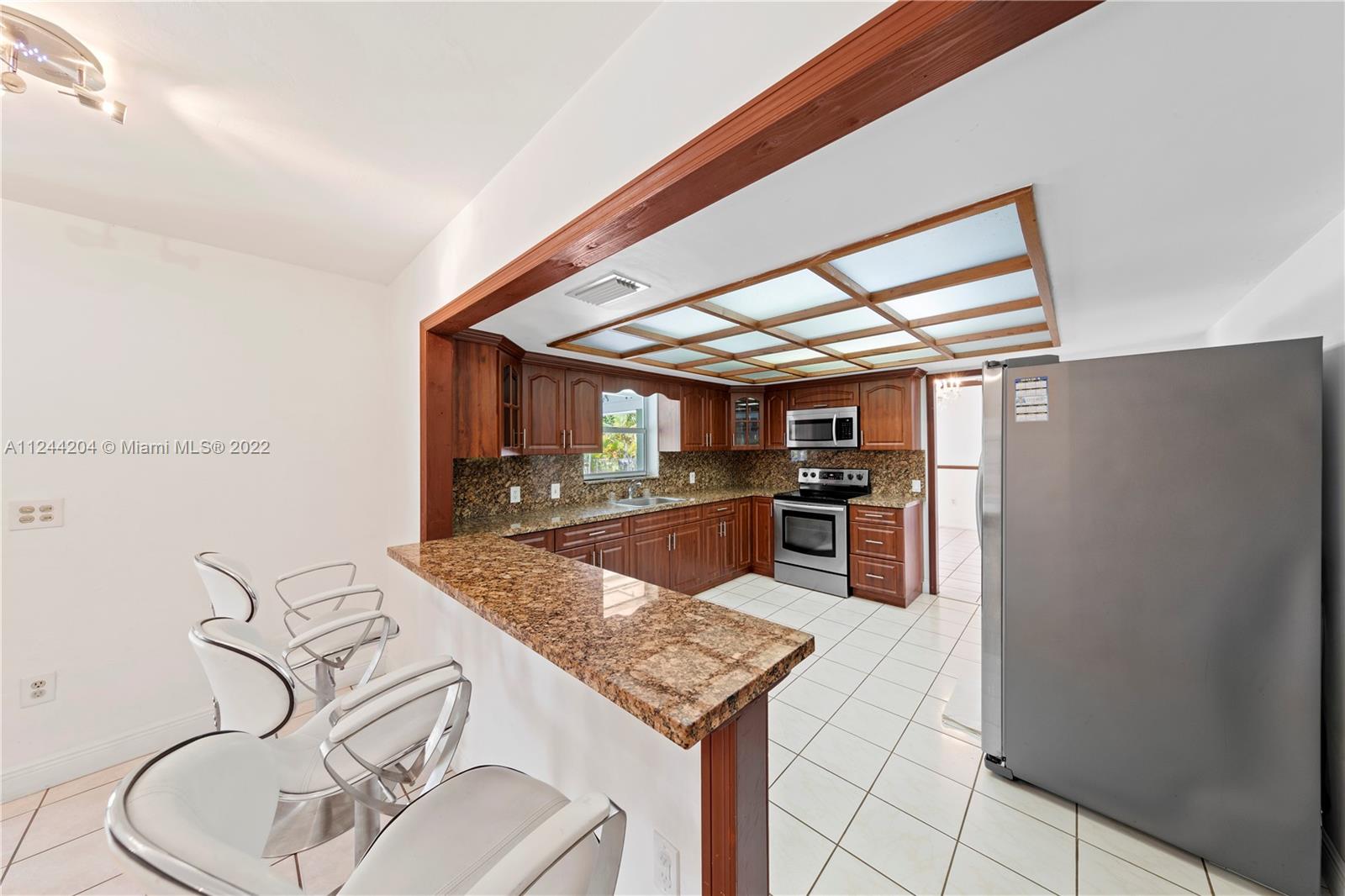 COUNTER BAR SEPERATING KITCHEN AND FAMILY ROOM