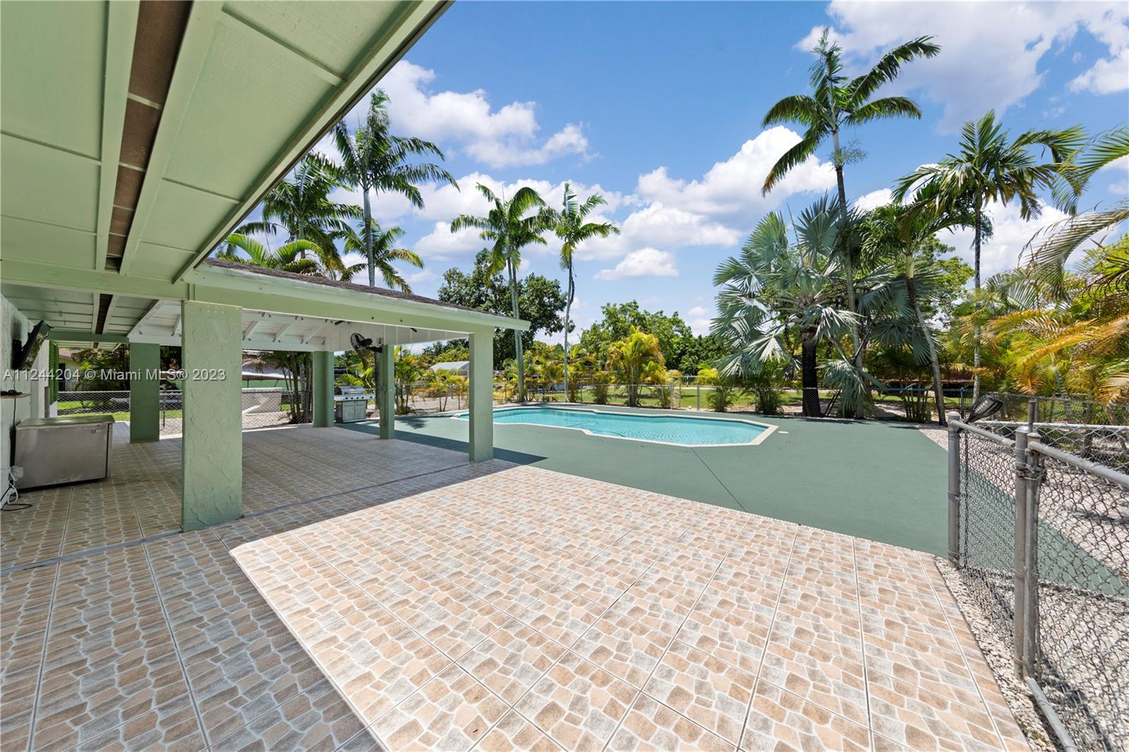 COVERED PATIO WITH PLENTLY OF ROOM FOR ENTERTAINING. THIS AREA OPENS TO THE GARAGE THAT HAS A 2ND KITCHEN... FENCED AND CROSS FENCED