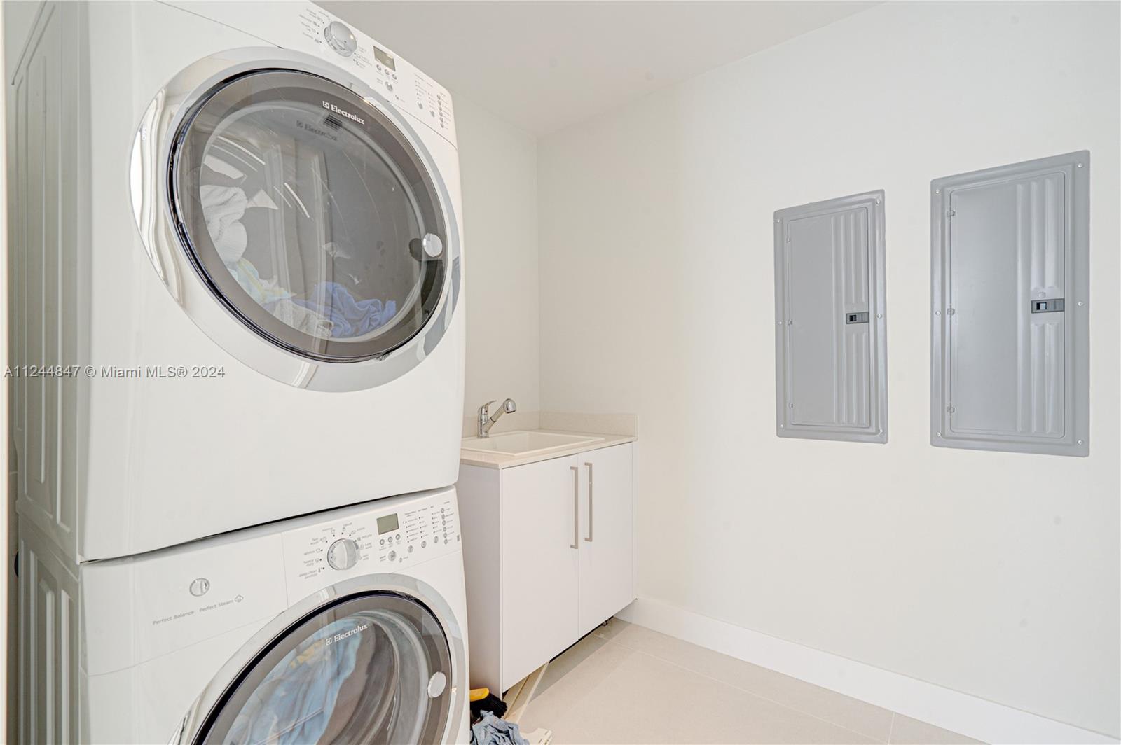 LAUNDRY ROOM
ELECTROLUX WASHER & DRYER COMBO