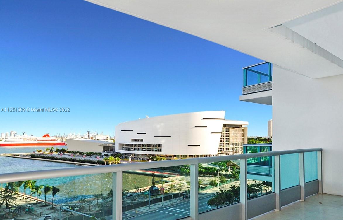 2 BEDROOM + DEN / 2.5 BATHROOMS | An unparalleled lifestyle in a new, 5-star building in the heart of Downtown Miami. This loft offers stunning views throughout - of bay and city. Unit is beautifully designed and spacious. Building offers all amenities, including a private theater, entertainment center and much more. It is in walking distance from dining, entertainment, the arena, performing arts, museums, etc... Easy access to Miami Airport. 
3 MONTHS+ SEASONAL RENTAL