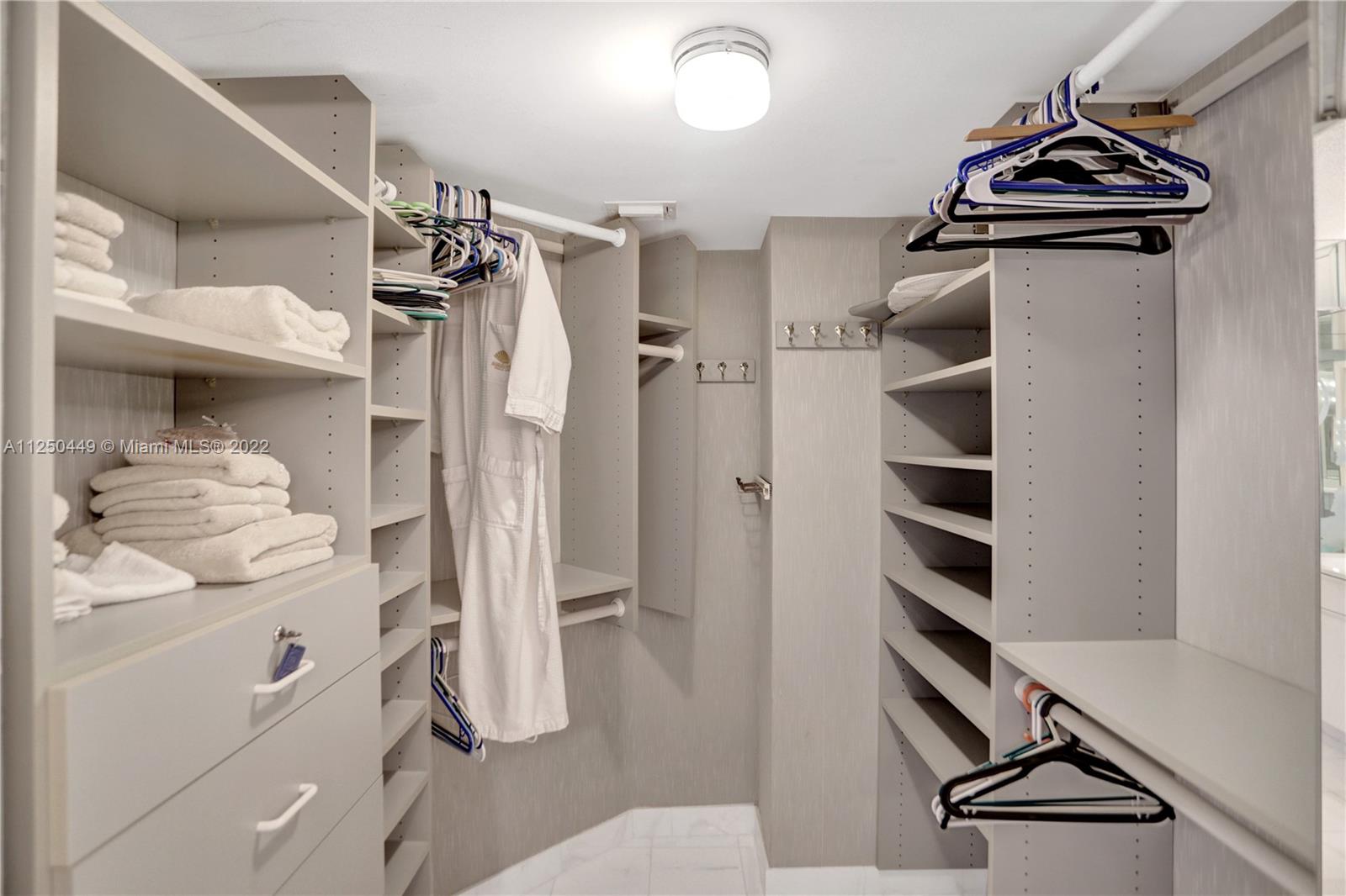 Walking closet