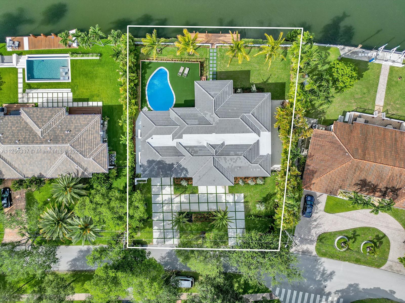 5015  Orduna Dr  For Sale A11250337, FL