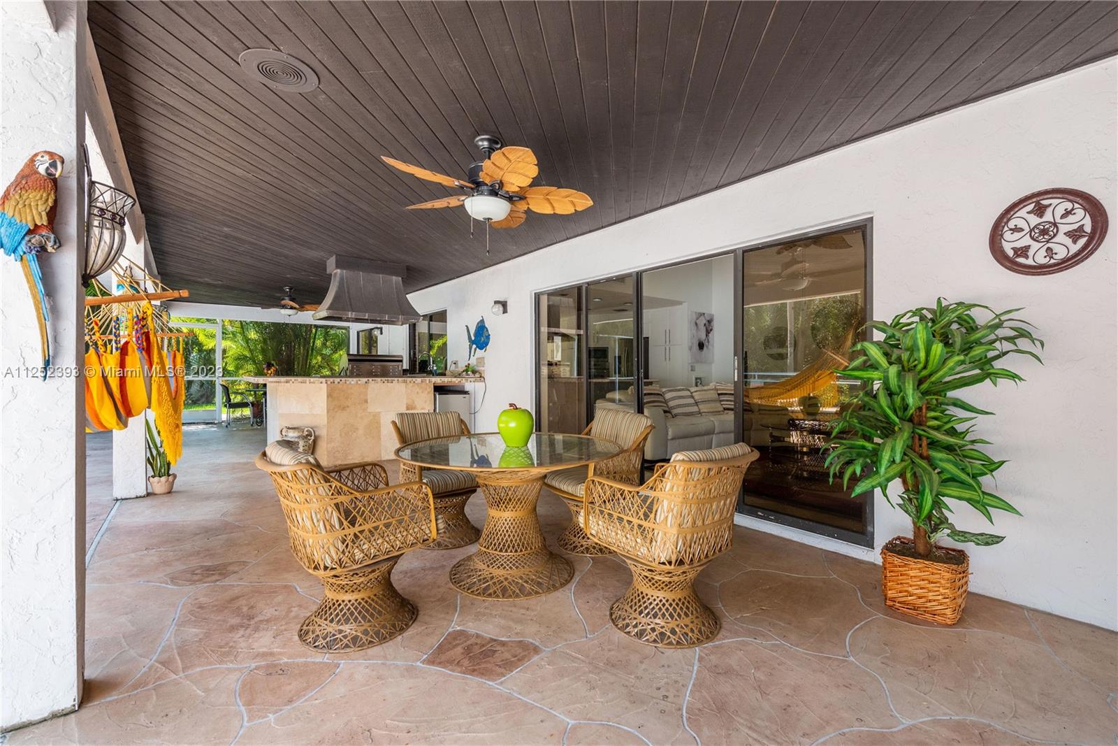 Beautiful Immense Open space Living Room big windows and natural light throught the home