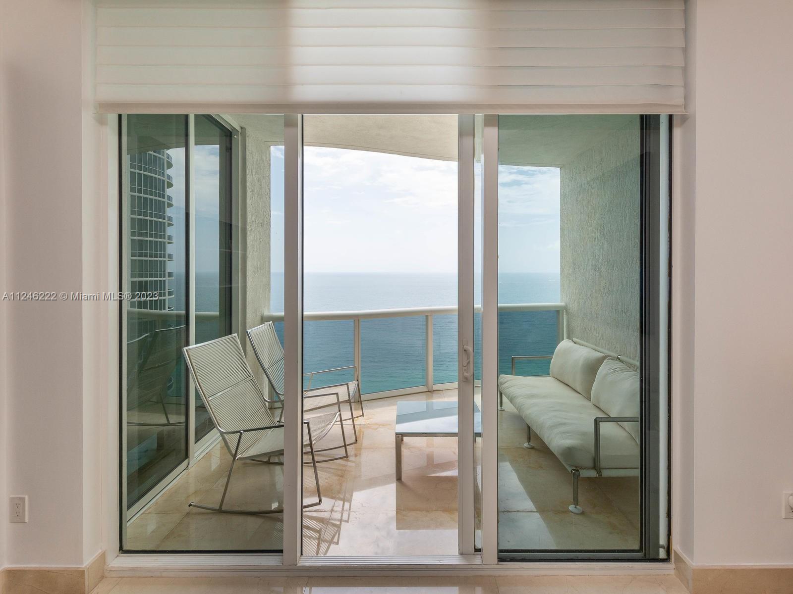 BALCONY OF THE BEACH