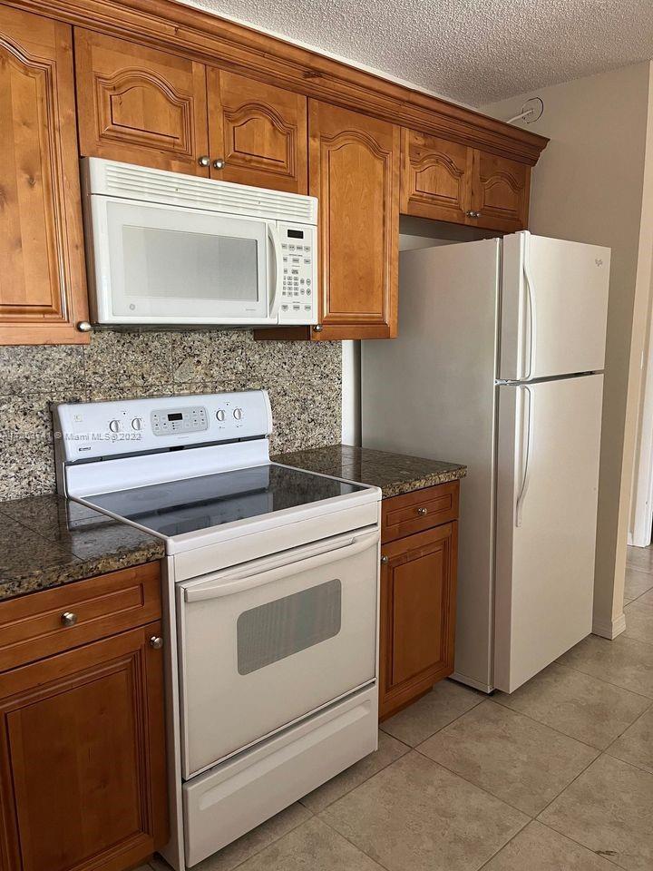 A spacious and very well maintained 2 bedrooms 1.5 bathrooms.  Large walking closets and inside apartment storage room.  Kitchen has hardwood cabinets, granite counter top.  Tile and carpet in bedrooms.  New water heater and AC.
Washer and dryer inside the Unit.
Water and Trash included in rent.
Cats allowed