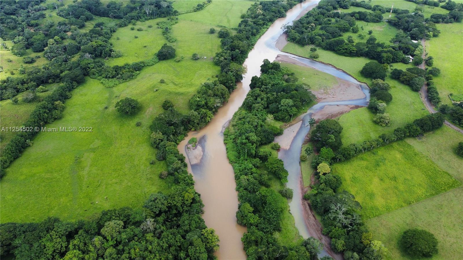 Observe in detail the entire area of the plain that the farm has tomorrow, with the rivers Ario, Cano Seco, Seritrales and the majestic Bongo river. It is impressive and very spectacular to be able to observe from the upper parts of the farm all the plains and their splendor towards the entire north Pacific coast of Costa Rica.