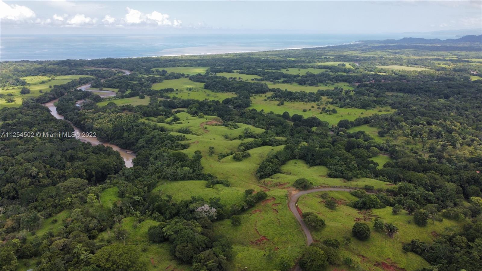 The farm has different access roads and also access to the farm through the main road, which is the Puntarenas Guanacaste national road.