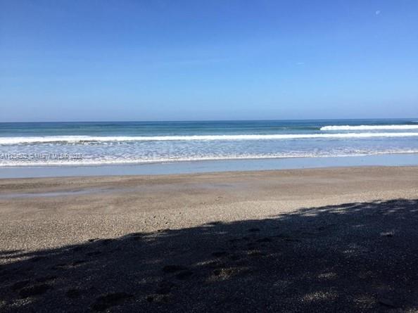 Undoubtedly the image itself gives many answers about the scenic beauty of these beaches in the mornings by the crystal clear waters of this Pacific sea sheltered by white sands full of shells that focused by the sun make a fantastic and wonderful setting of a beach in the Pacific north of Costa Rica
 
