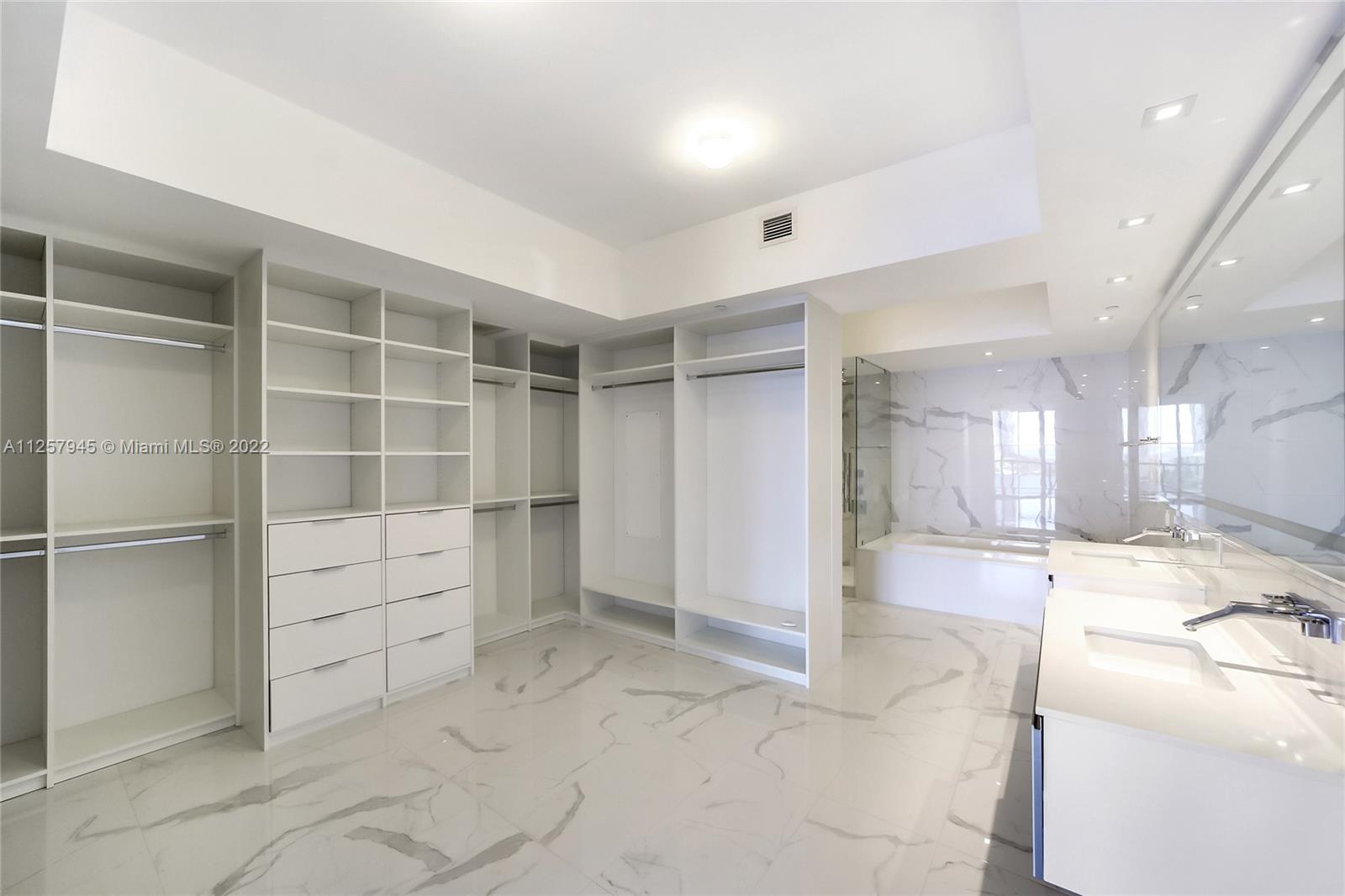 MASTER BEDROOM’S OVERSIZED WALKING CLOSET