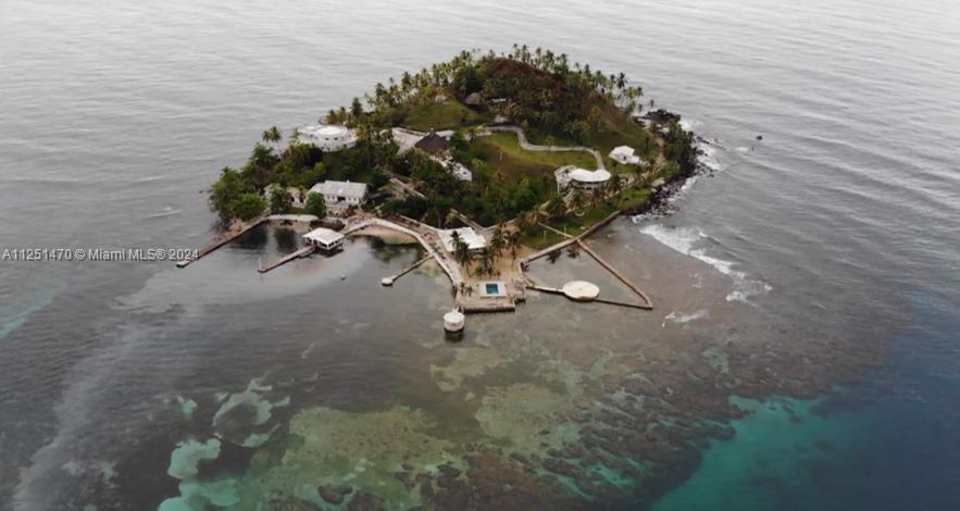 Panamanian Caribbean Island area 2Ha + 276.44 m2 (5,132 acres)