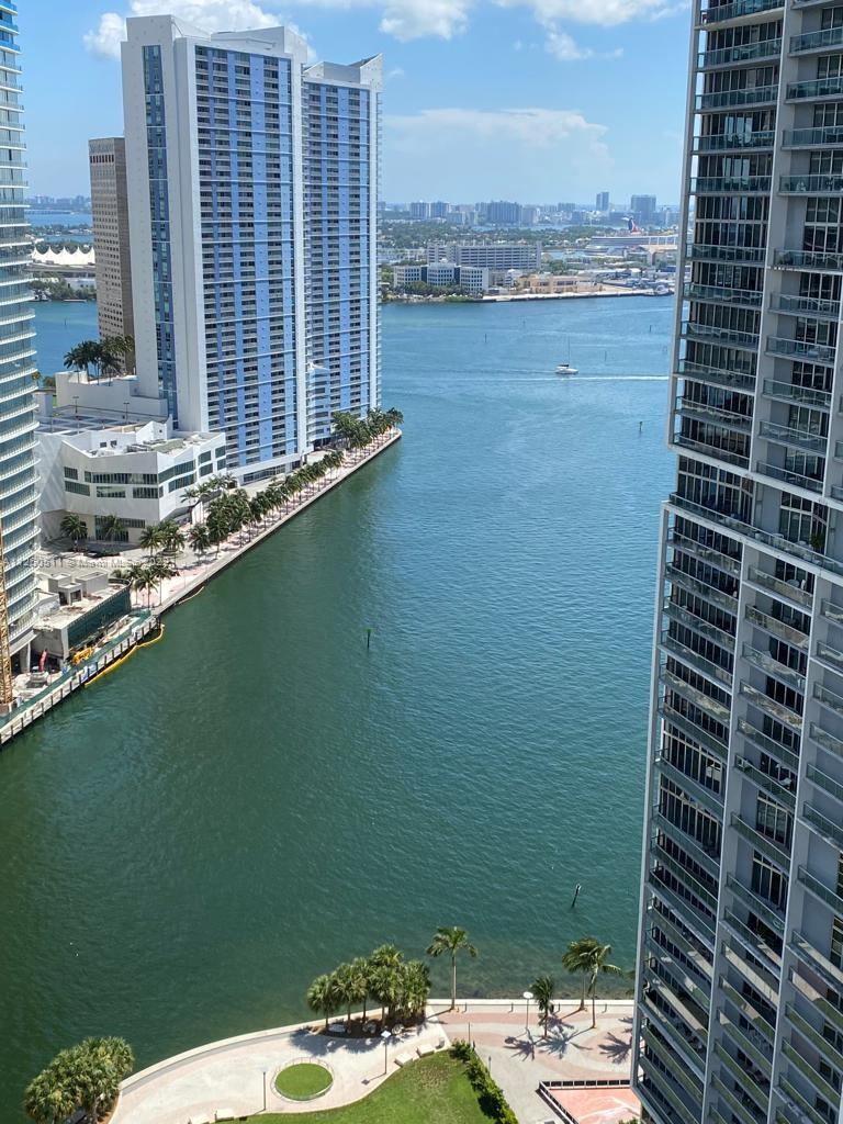 Amazing Corner Unit with stunning views of Biscayne Bay, Miami River, Brickell and Downtown Skyline. Icon Brickell offers state of the art amenities including Gym, Business Center, Heated Lap Pool, Hot Jacuzzi, Spa, Valet Parking and 24 Hour Security.
Unit is completely furnished and equipped, ready to move in. Short term rental allowed.
