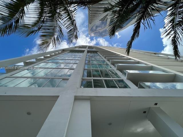 BOUTIQUE BUILDING IN THE HEART OF DOWNTOWN MIAMI. AMAZING AMENITIES INCLUDING SPA, SKY GARDEN WITH FIVE POOLS, GYM, YOGA CENTER ,AND ACCESS TO THE BENTLEY BEACH CLUB. T
THIS IS A 2 BEDROOM/ 2 BATHROOM UNIT FEATURING A NEW A/C UNIT AND WATER HEATER, FLOOR TO CEILING WINDOWS, CERAMIC FLOORS ,AND A MODERN FREE STANDING MASTER BATH. NEW A/C UNIT, WASHER, DRYER AND WATER HEATER. 
STUNNING CITY NIGHT VIEWS. 
UNIT COMES WITH 2 PARKING SPOTS (VALET PARKING). 
WALKING DISTANCE TO MUSEUMS, BAYSIDE, BAYFRONT, FTX ARENA AND MORE.