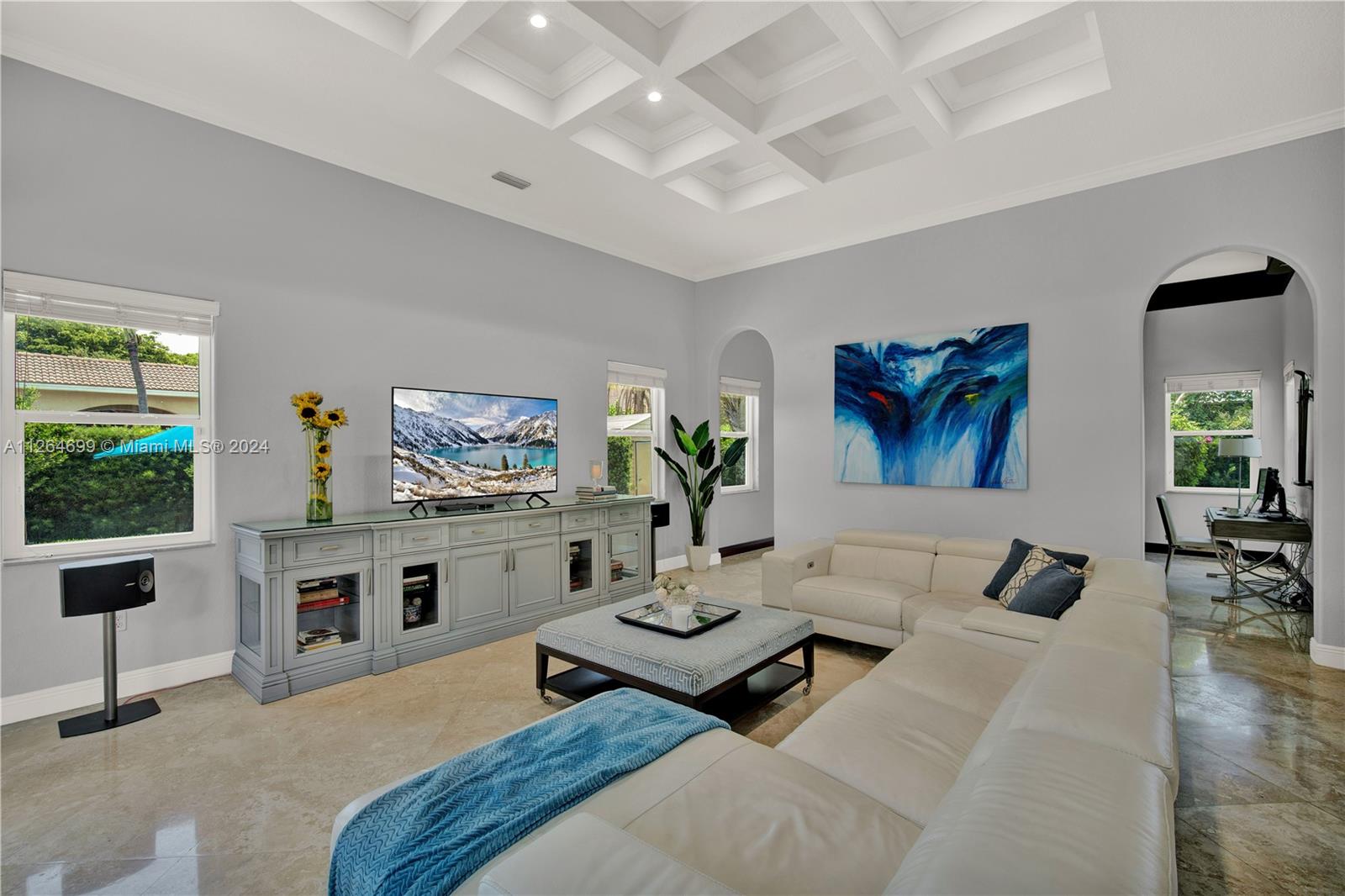  Open Concept Expansive Family Room & Kitchen