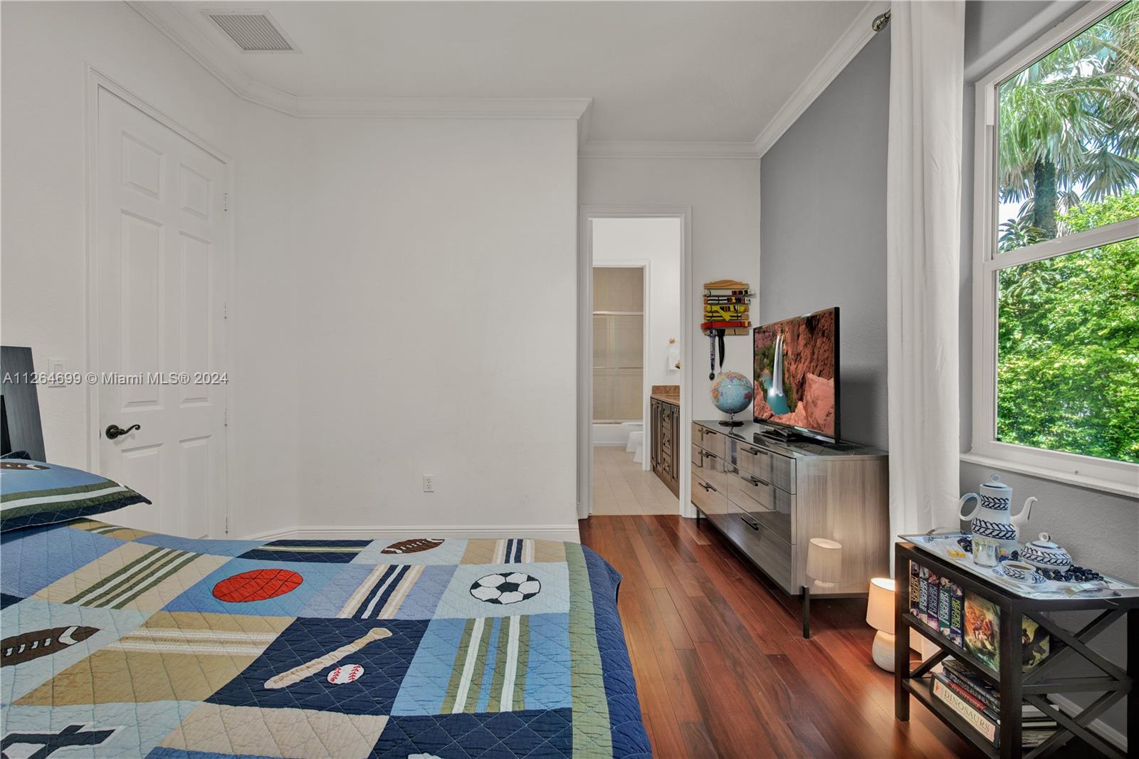 Guest Bedroom & Beautiful Garden View