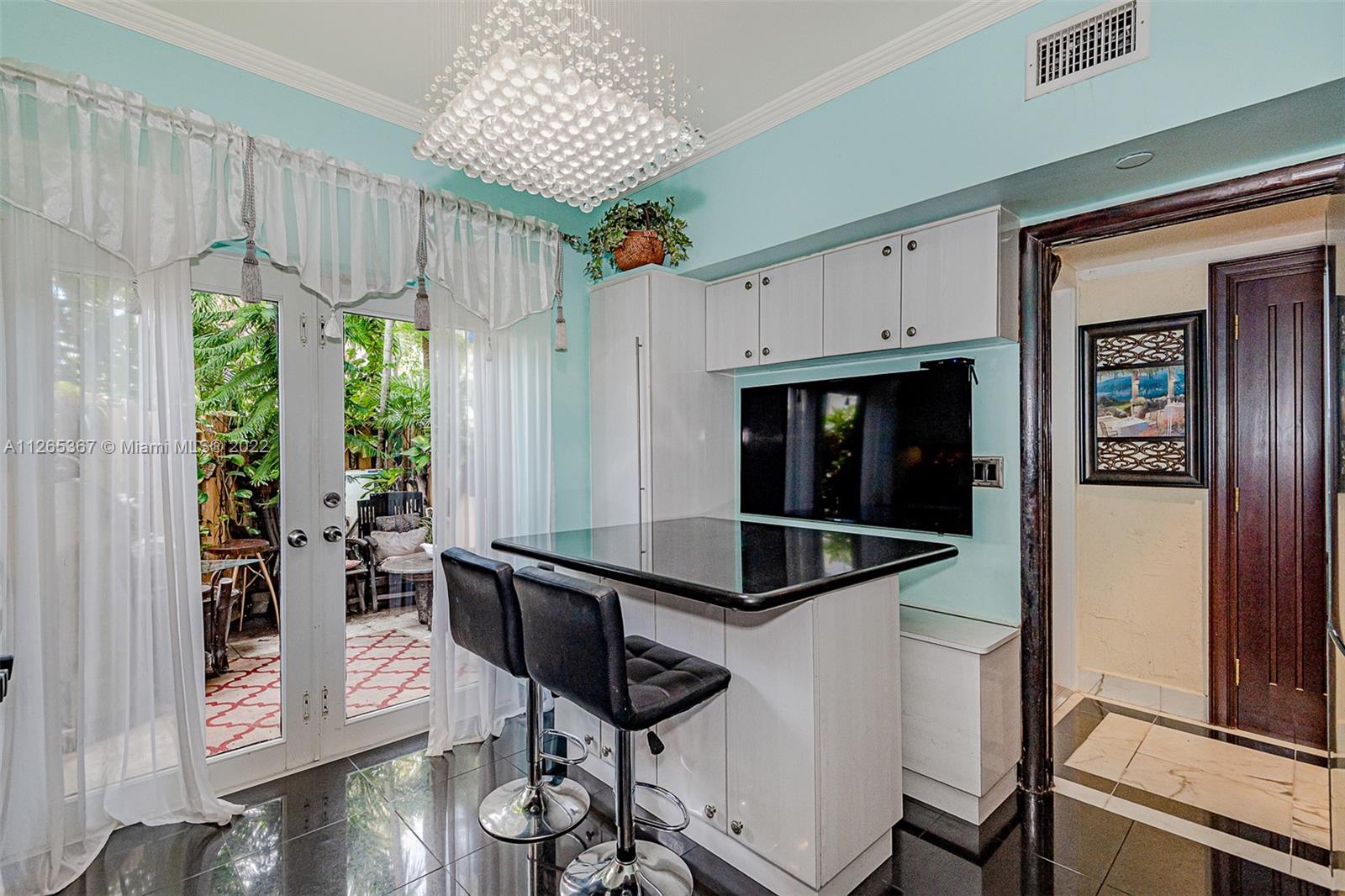 Kitchen Breakfast nook.