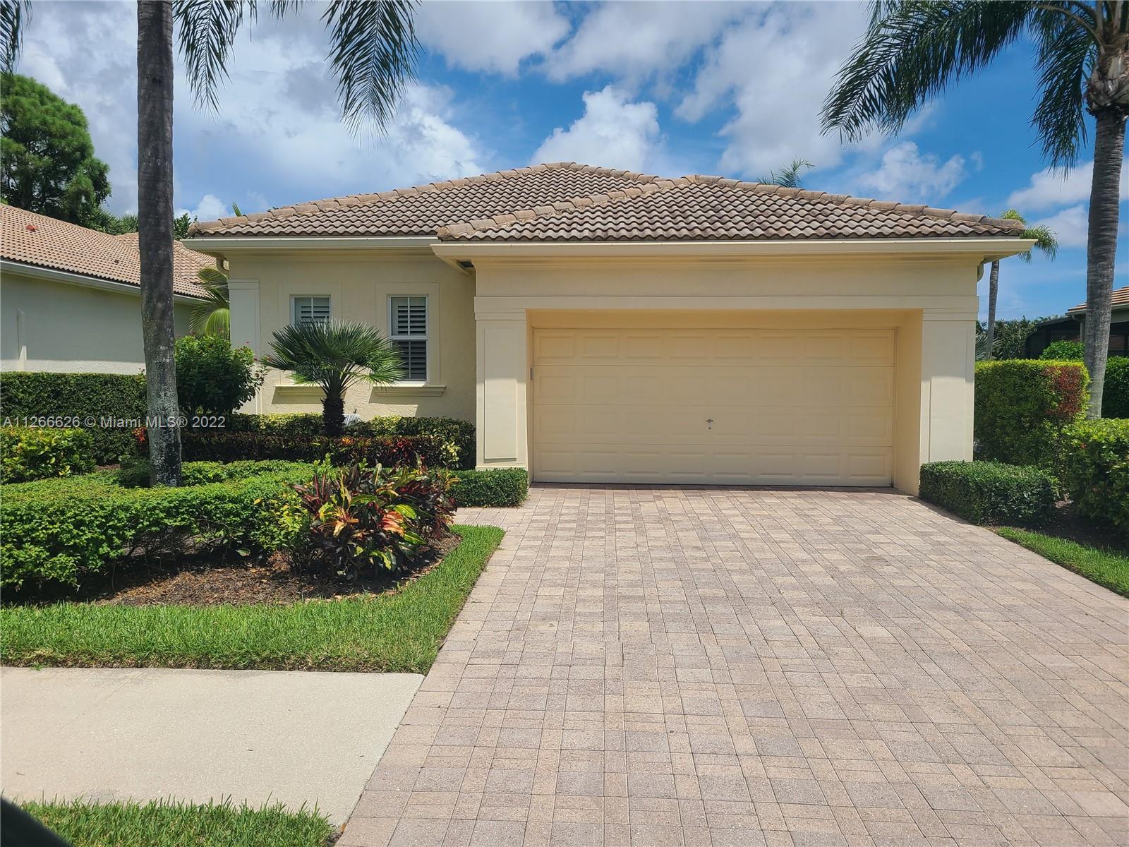 18 Laguna Ct, Palm Beach Gardens, FL 33418