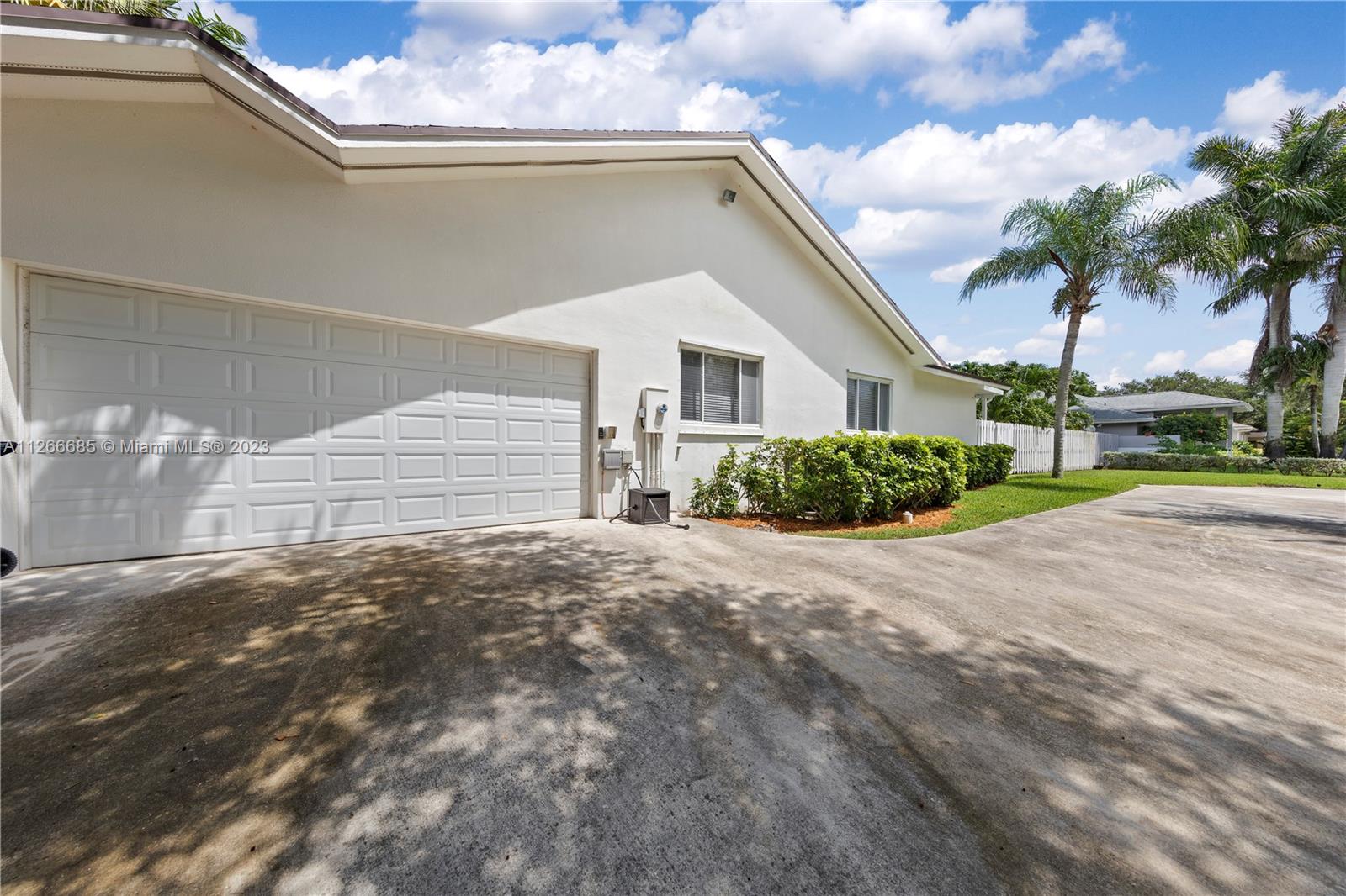 2 CAR GARAGE OFF OF SECOND CIRCULAR DRIVEWAY