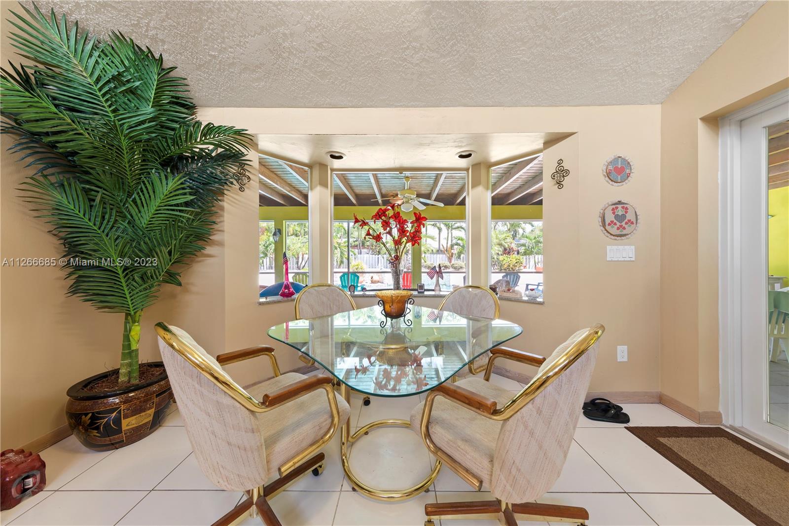 LARGE EAT IN KITCHEN OVERLOOKING POOL & COVERED BACK PATIO