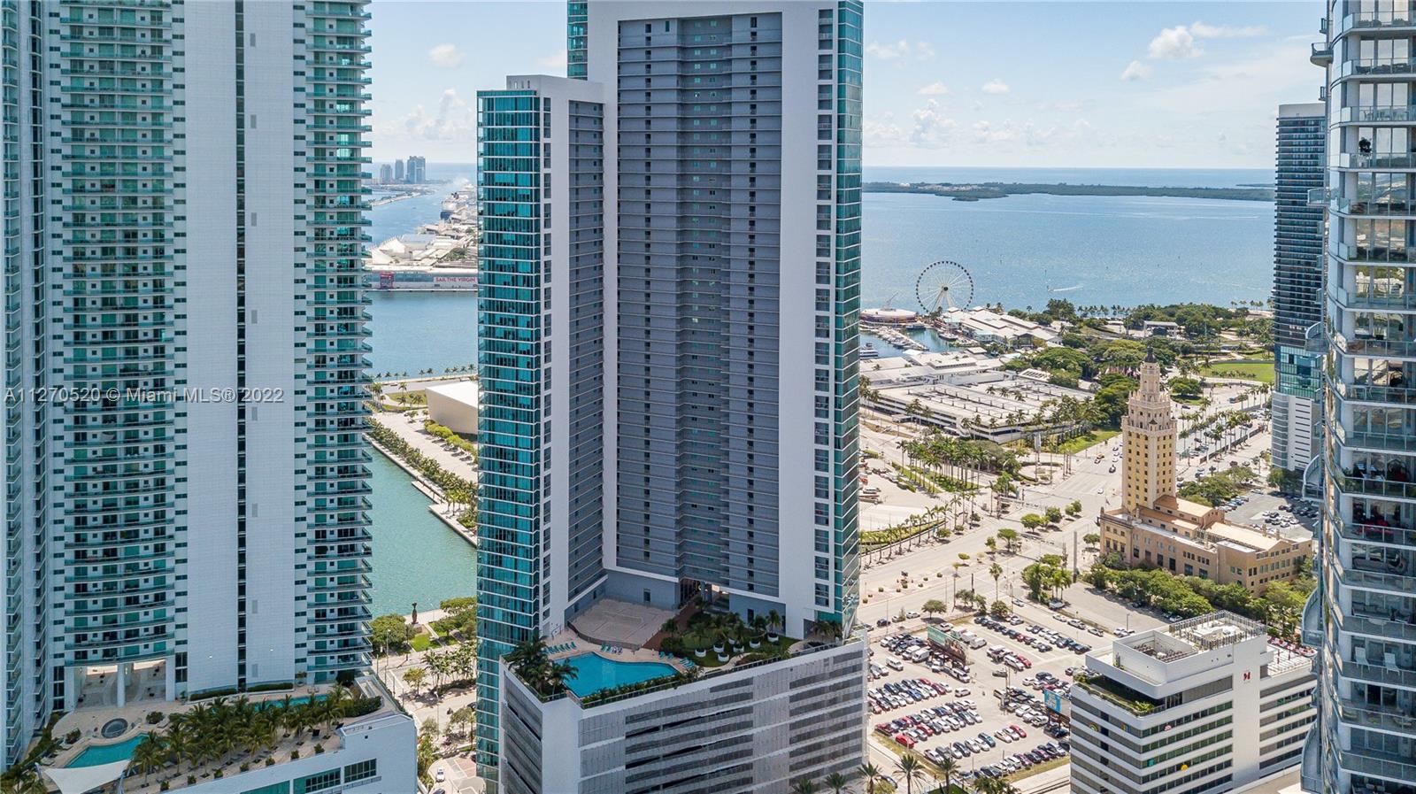 Spectacular apartment in Downtown/Brickell. 2 bedrooms and 2 bathrooms. Incredible Ocean Views Floor to ceiling windows provide stunning 180 degree panoramic ocean views to Miami Dade and Biscayne Bay, Miami Beach, Key Biscayne, it's truly amazing. Architectural luxury building with sunrise and sunset pools, 2 Jacuzzis, 24-hour security, concierge, valet service, business center, outdoor lounge and BBQ, state-of-the-art fitness center, beach volleyball, yoga room, club room and putting green Located in the heart of Downtown Miami with Brightline, World Center Miami, just steps from Heat Arena, Perez Art Museum, Science Museum and shopping. Close to South Beach and Brickell too! Incredible apartment to enjoy in the heart of Miami... Don't wait any longer and request your visit.