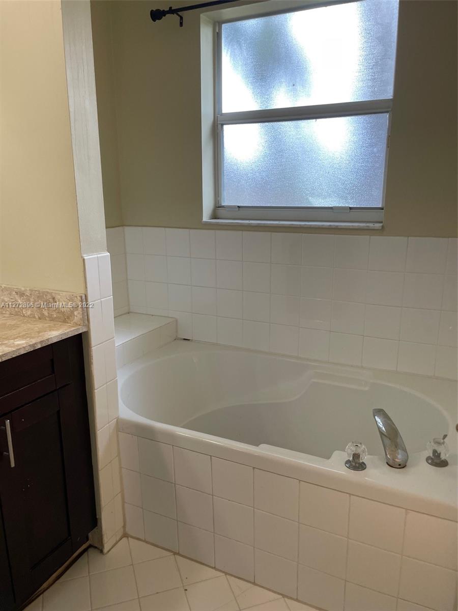 Master Bath tub