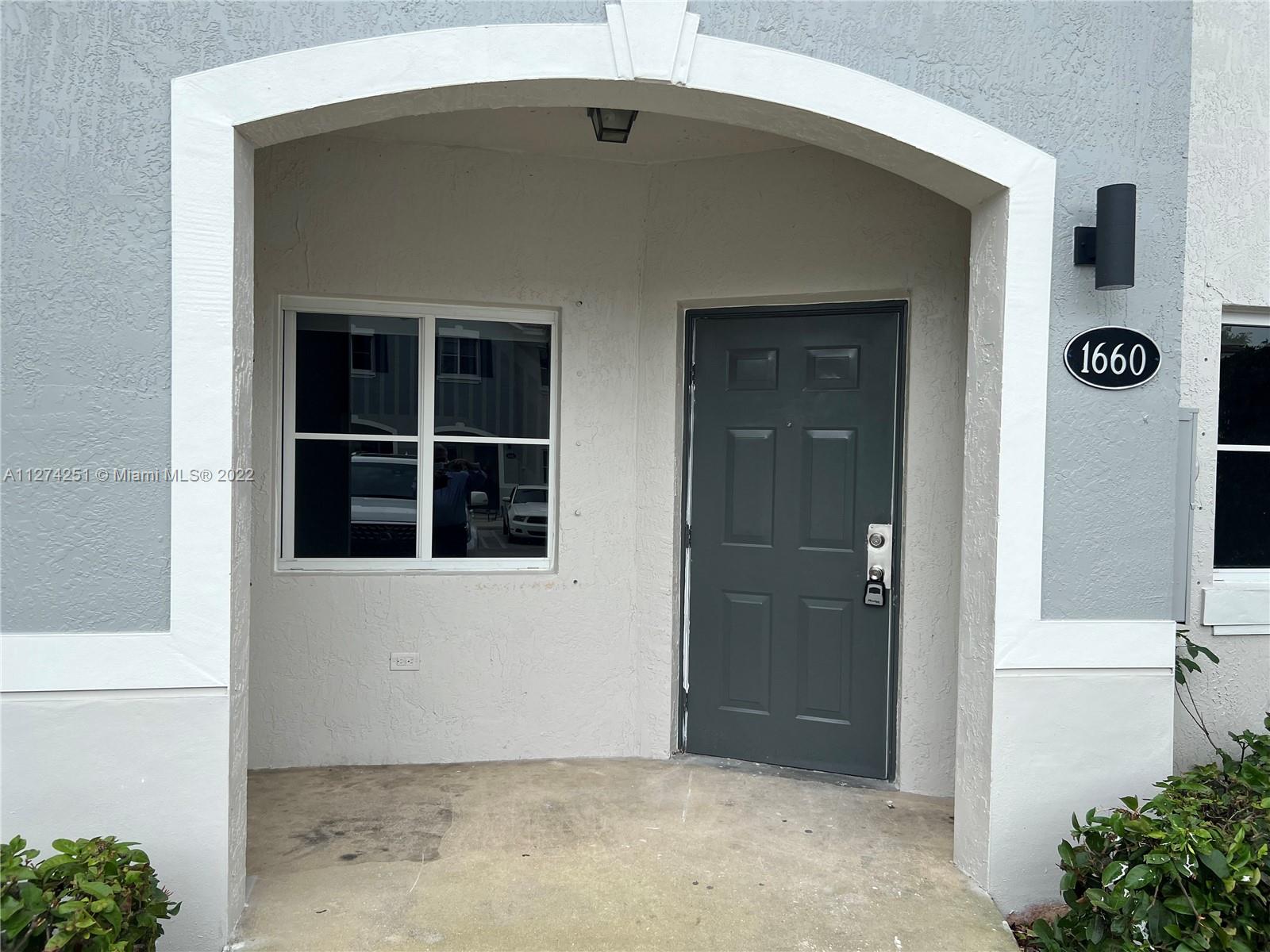 Beautiful townhouse facing the lake, remodeled, with updated kitchen, new floors, bathrooms, totally painted on the inside, new appliances, washes and dryer, a must see this property won't last.