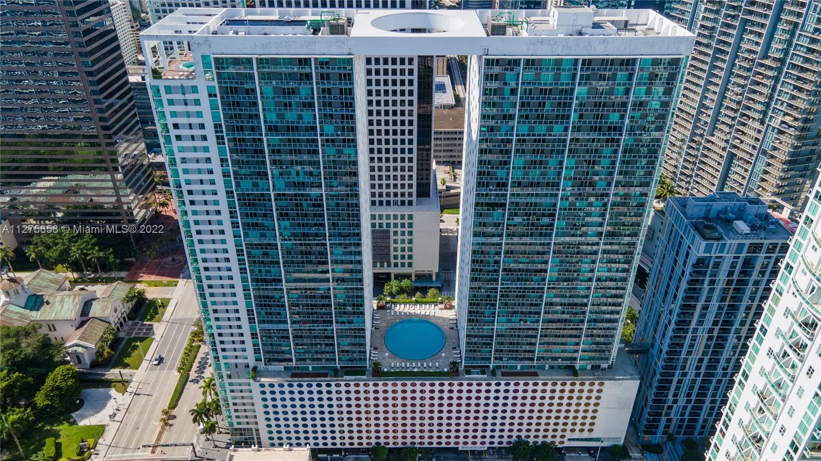 Beautiful and spacious condo in the center of Brickell, featuring a split floor plan and amazing views of Biscayne Bay and Brickell. Roof top pool, gym, party room, business center.