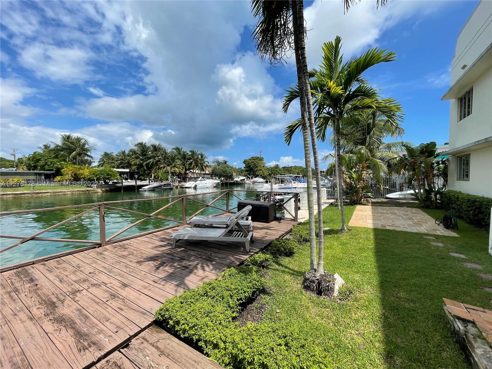 Beautiful art deco building located in Normady Island with direct water view. Unit ready to move-in or great for investment. Brand new central A/C. Tenant occupied with monthly rent at 2,000$. 
Unit face directly on the canal where you can enjoy paddle boarding.
