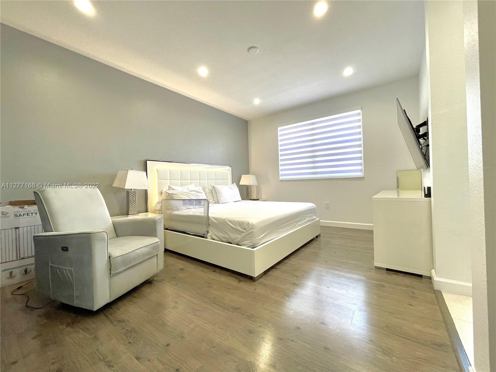 Listing Photo 12