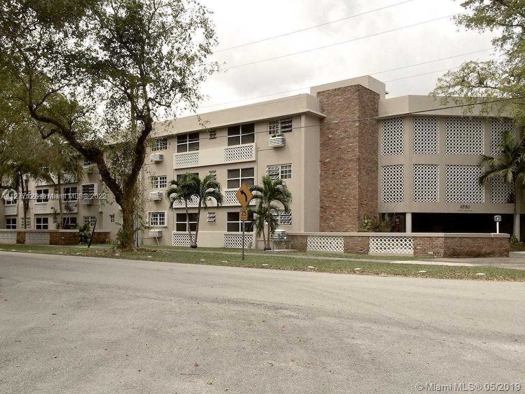 Condo for Rent in Coral Gables! 2 bedroom/2 bath unit on the first floor. Tile floors throughout. Updated kitchen. Ready for immediate occupancy. Walk to Publix, Sunset Place, Whole Foods, Metro, UM, and much more! Hurry will not last.