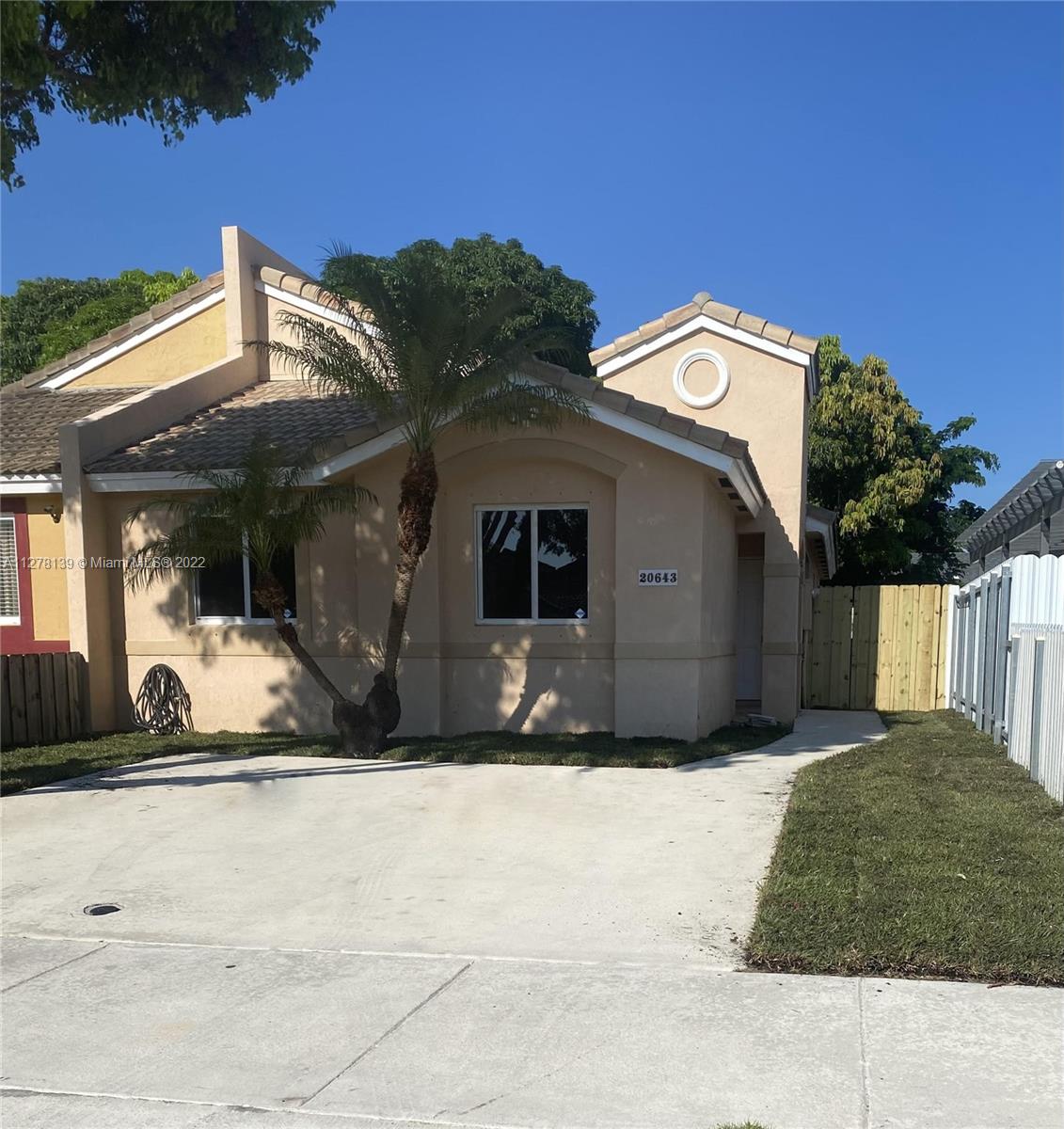 COMFORTABLE SINGLE STORY 3 BR/2 BA SINGLE STORY HOME IN CUTLER BAY.  OFFERS LAMINATE & TILE FLOORING THROUGHOUT, NEW STAINLESS APPLIANCES, NEWER AC, SEPARATE LIVING, DINING AND FAMILY ROOMS AND FENCED IN YARD.  GREAT LOCATION! CLOSE TO SCHOOLS, SHOPPING, RESTAURANTS, PLACES OF WORSHIP AND TURNPIKE.