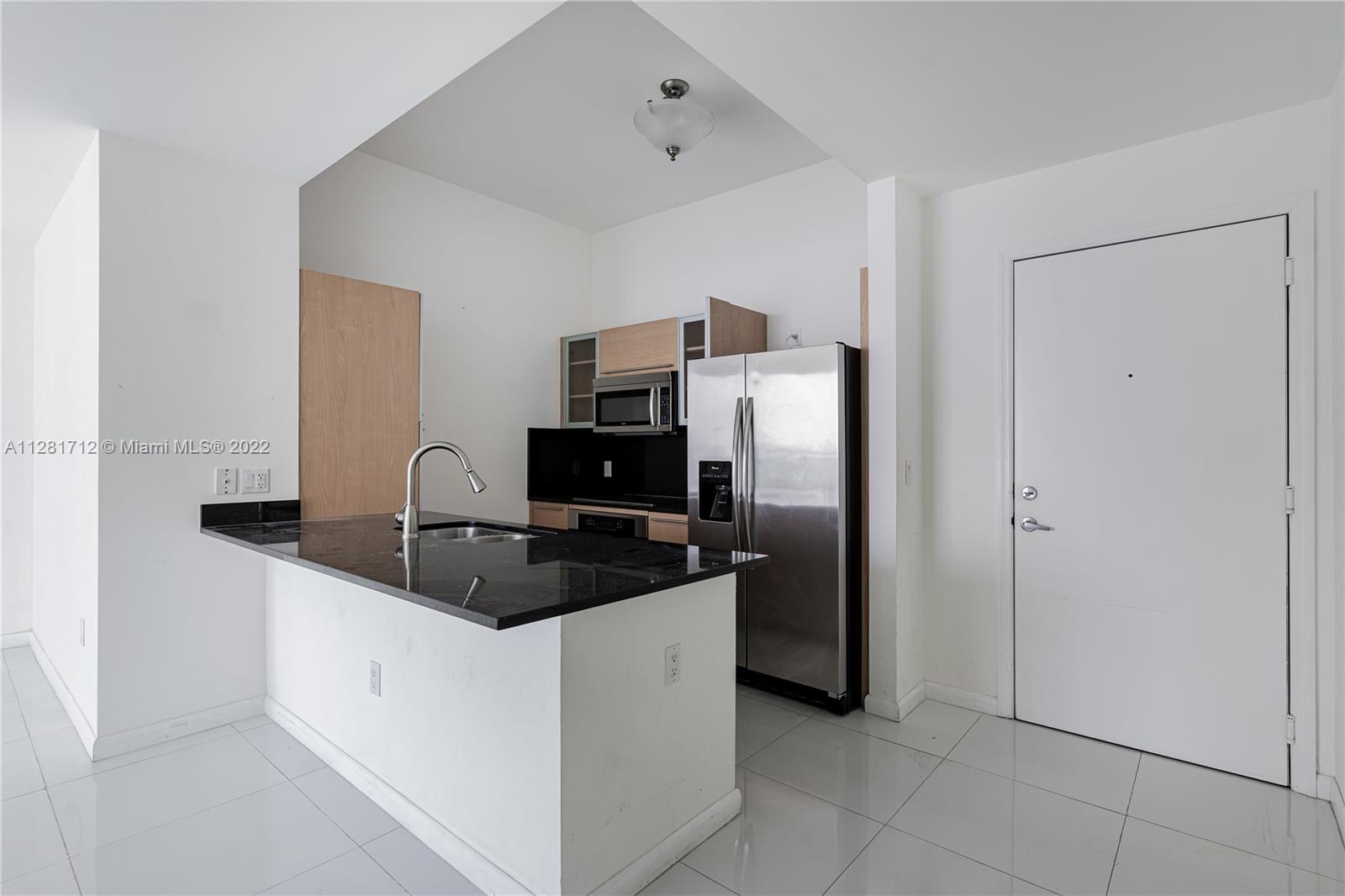BEAUTIFUL 2BEDS/2BATHS WITH WATER VIEW IN THE HEART OF BRICKELL, HIGHT CEILING, BEST LOCATION, CLOSE TO MARY BRICKELL VILLAGE, DOWN TOWN MIAMI AND MORE, WHITE PORCELAIN FLOOR, EASY TO SHOW TEXT LISTING AGENT